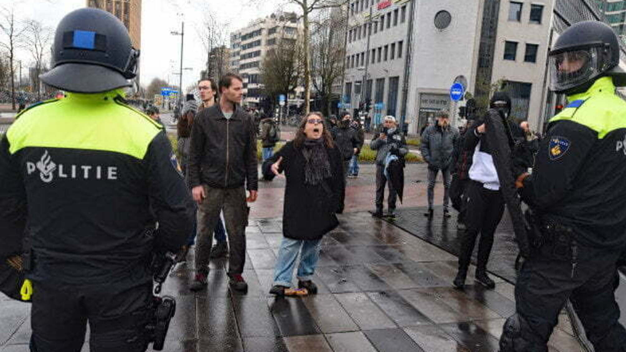 Протестувальників у Нідерландах допомагали вгамовувати футбольні фани і волонтери