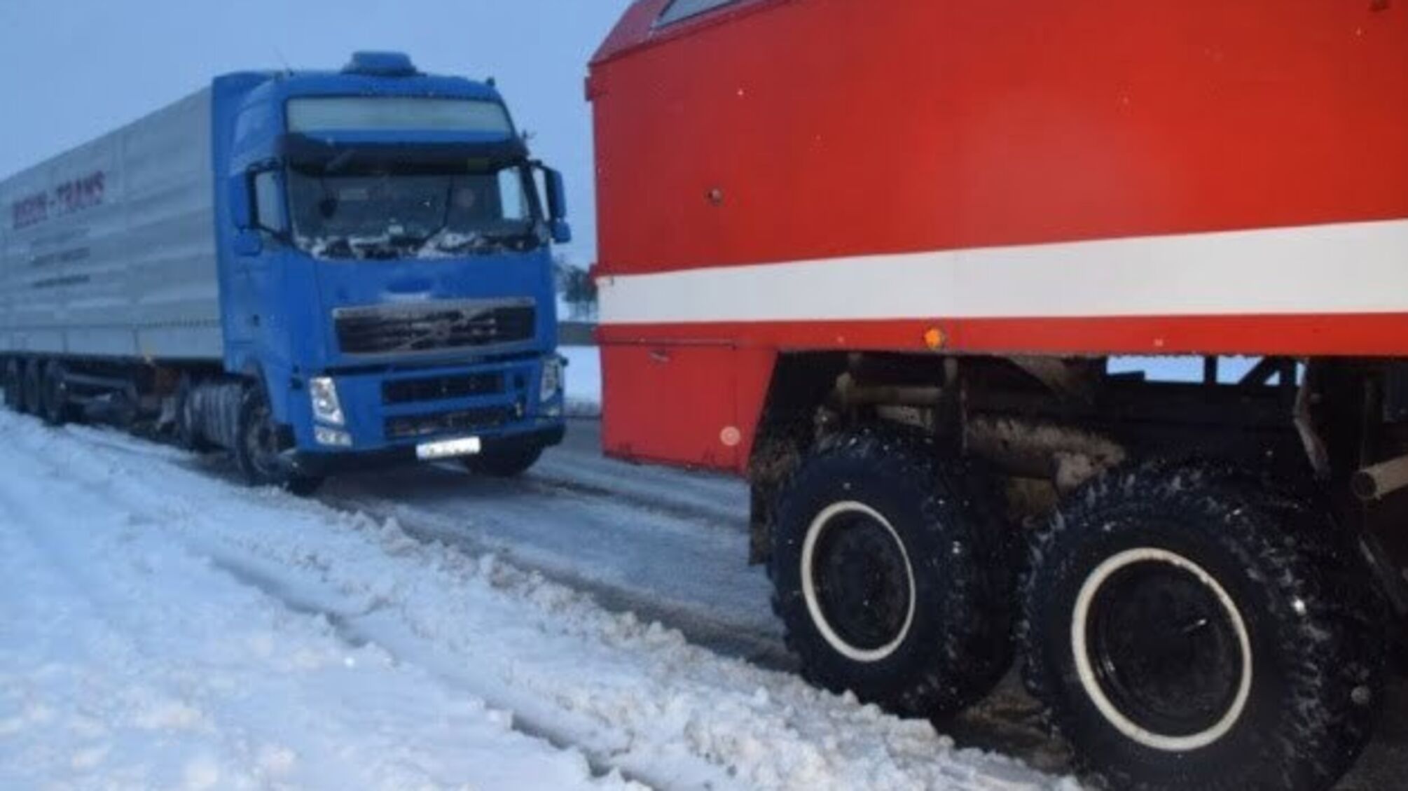 На Миколаївщині через негоду - затори з десятків вантажівок
