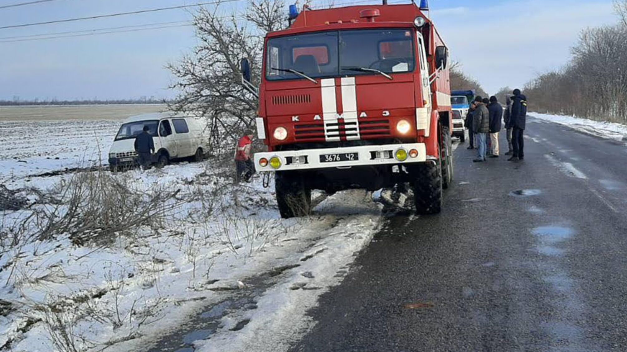Миколаївська область: рятувальники надали допомогу водію мікроавтобусу