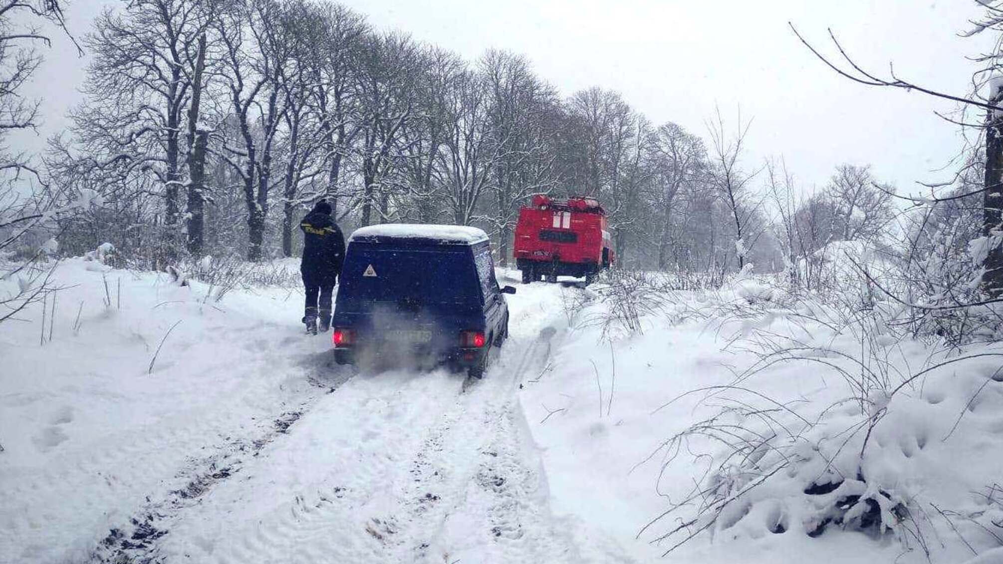 Чернігівська область: рятувальники продовжують допомагати водіям вибратися із снігових заметів