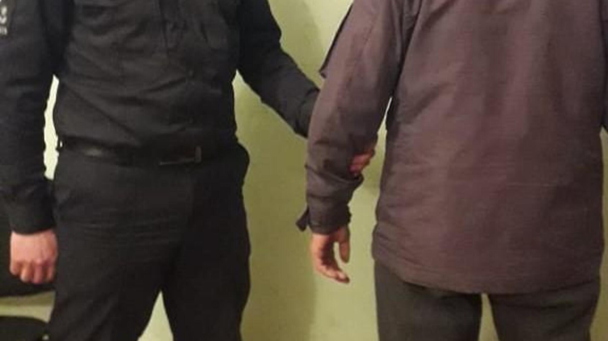 Поліція затримала чоловіка, який повідомив, що з гранатою та автоматом перебуває на залізничному вокзалі