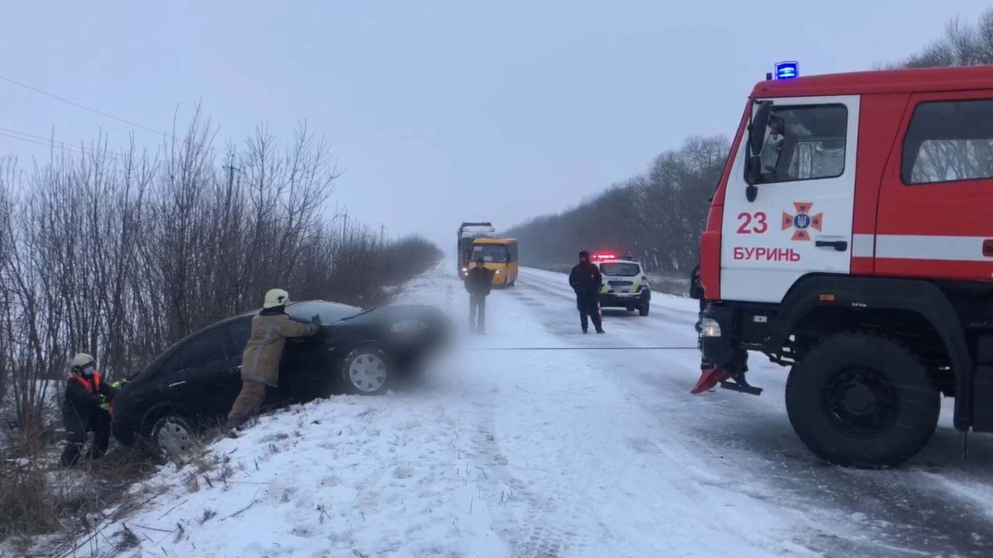 На Сумщині рятувальники вивільнили легковик з кювету (ВІДЕО)