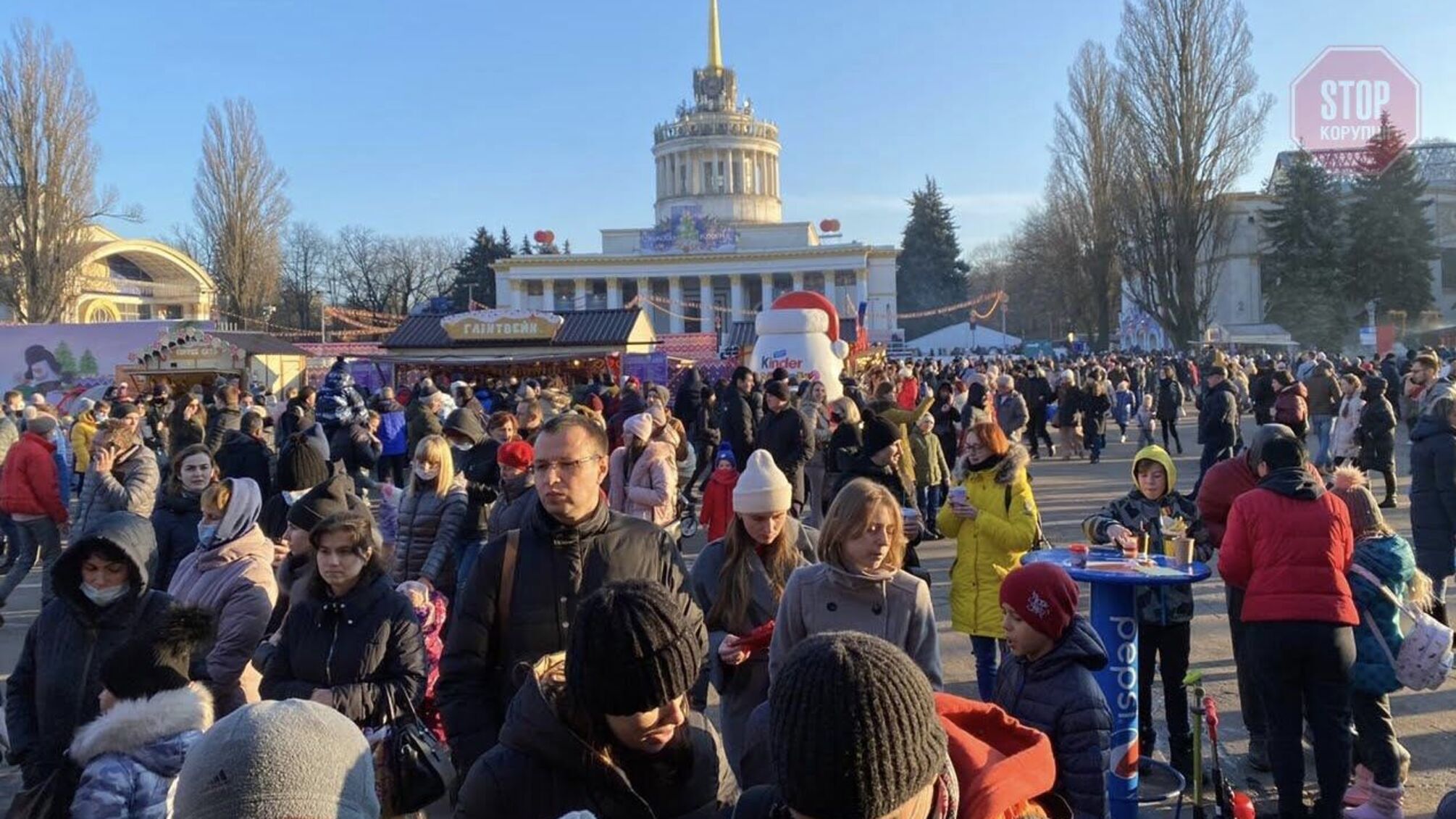 Відсутність масок та «бита» ковзанка: як відпочивають кияни у «Зимовій країні» на ВДНГ (фото)