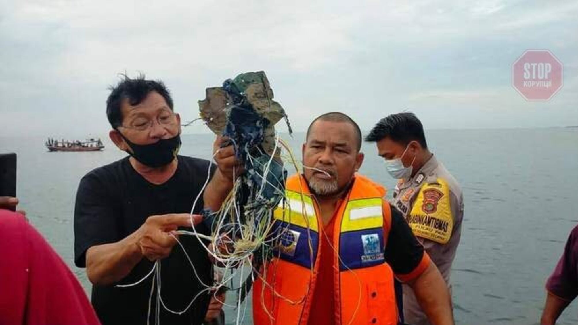 Найдені уламки та тіла людей: в Індонезії розбився пасажирський літак Boeing 737-500 (відео)
