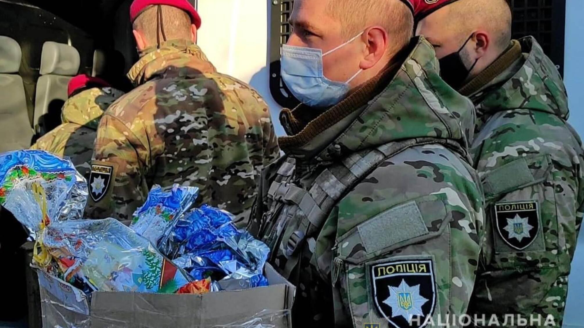 Поліцейські зібрали маленьким жителям Одещини різдвяні подарунки