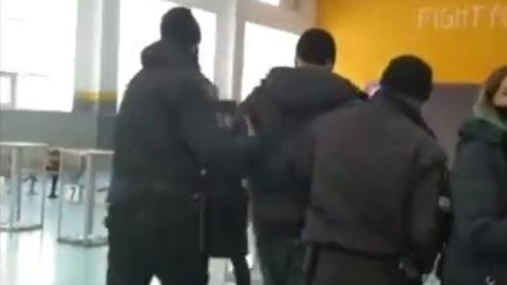 Вибори у Броварах: стопкорівець зафільмував затримання порушника на дільниці (ексклюзив)
