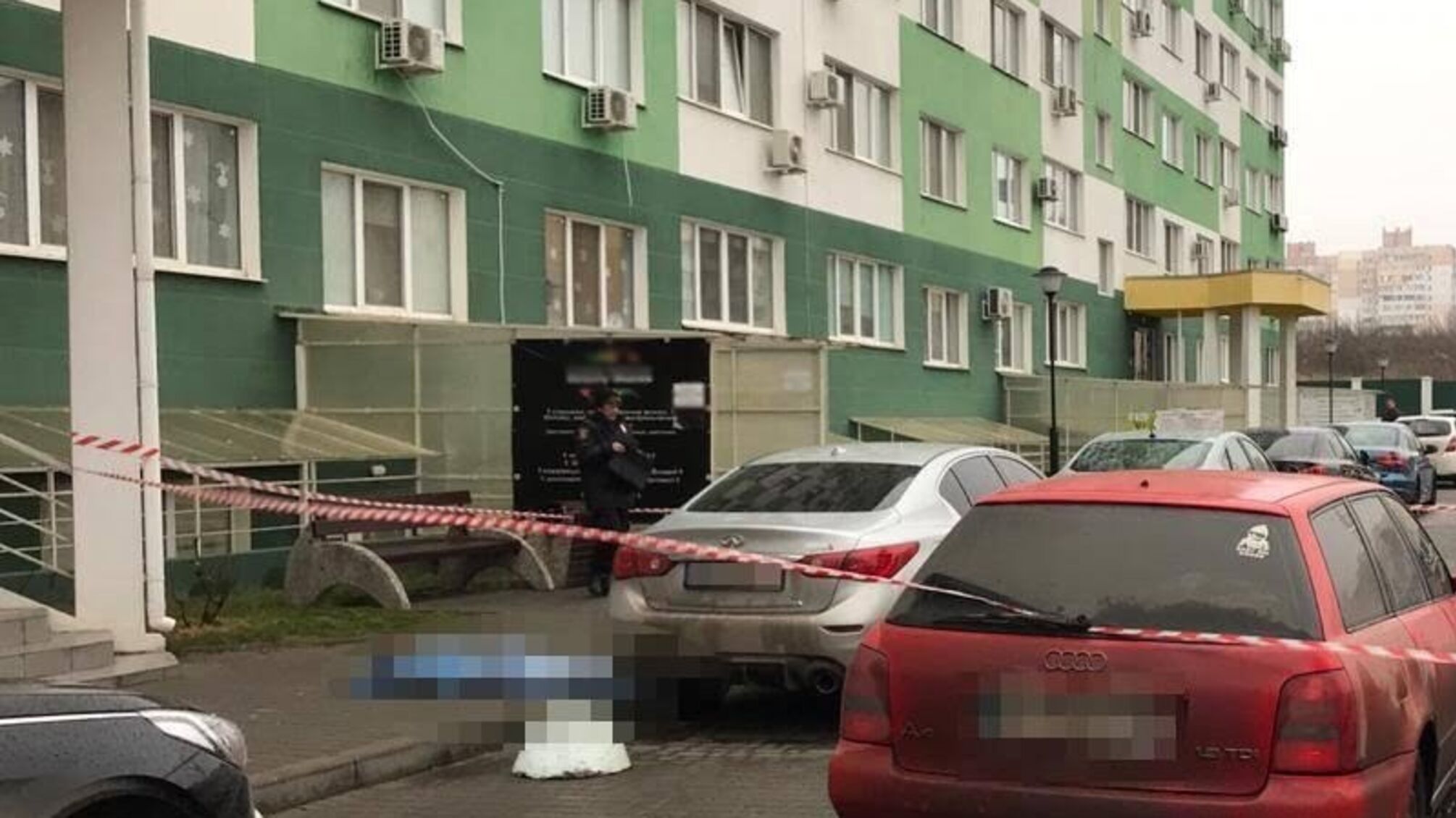 Тіло випадково знайшли перехожі: в Одесі чоловік викинувся з вікна багатоповерхівки (фото)