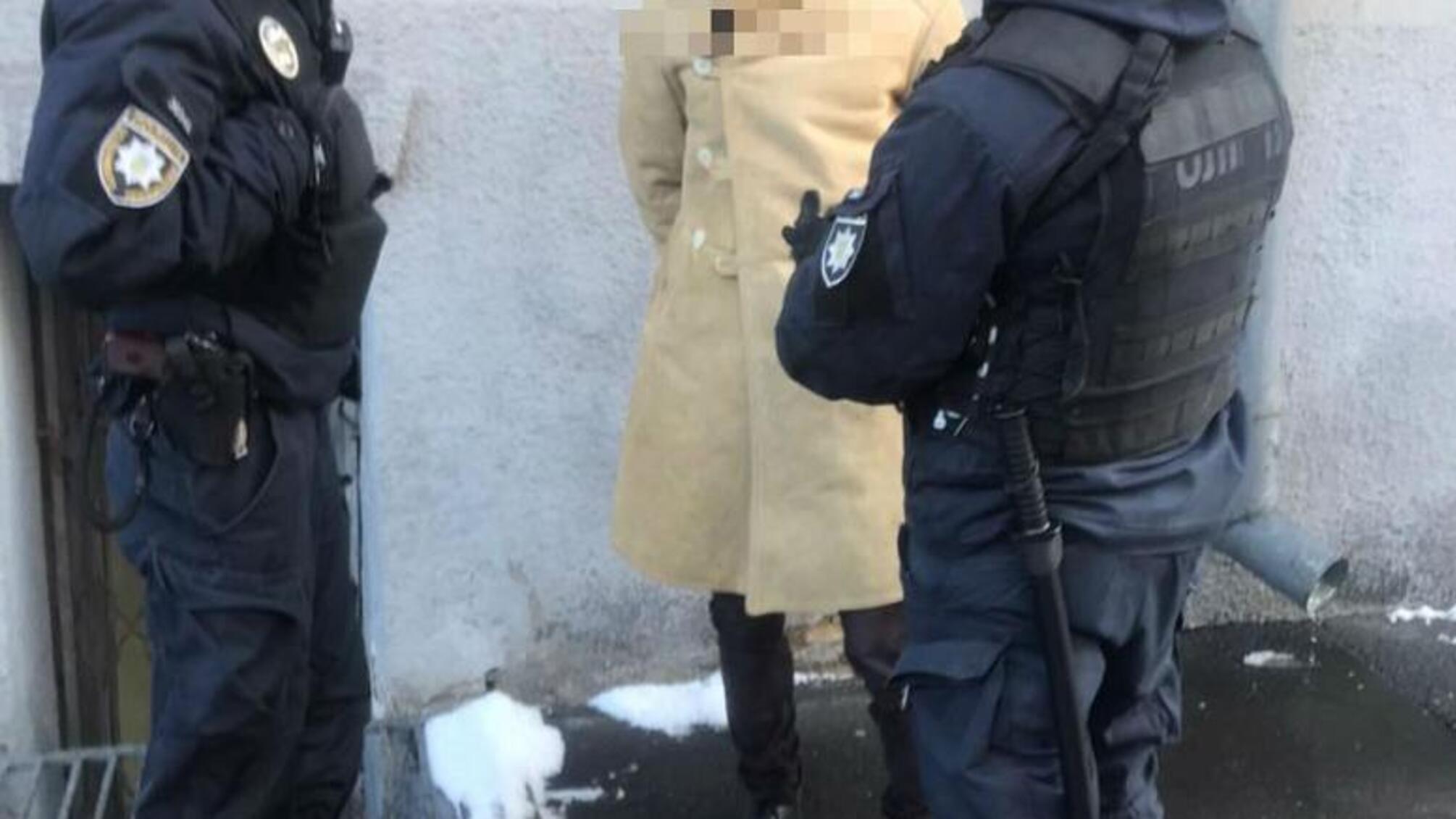 В урядовому кварталі столиці правоохоронці затримали чоловіка зі зброєю