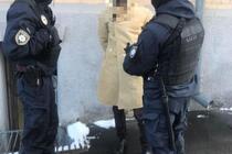 В урядовому кварталі столиці правоохоронці затримали чоловіка зі зброєю
