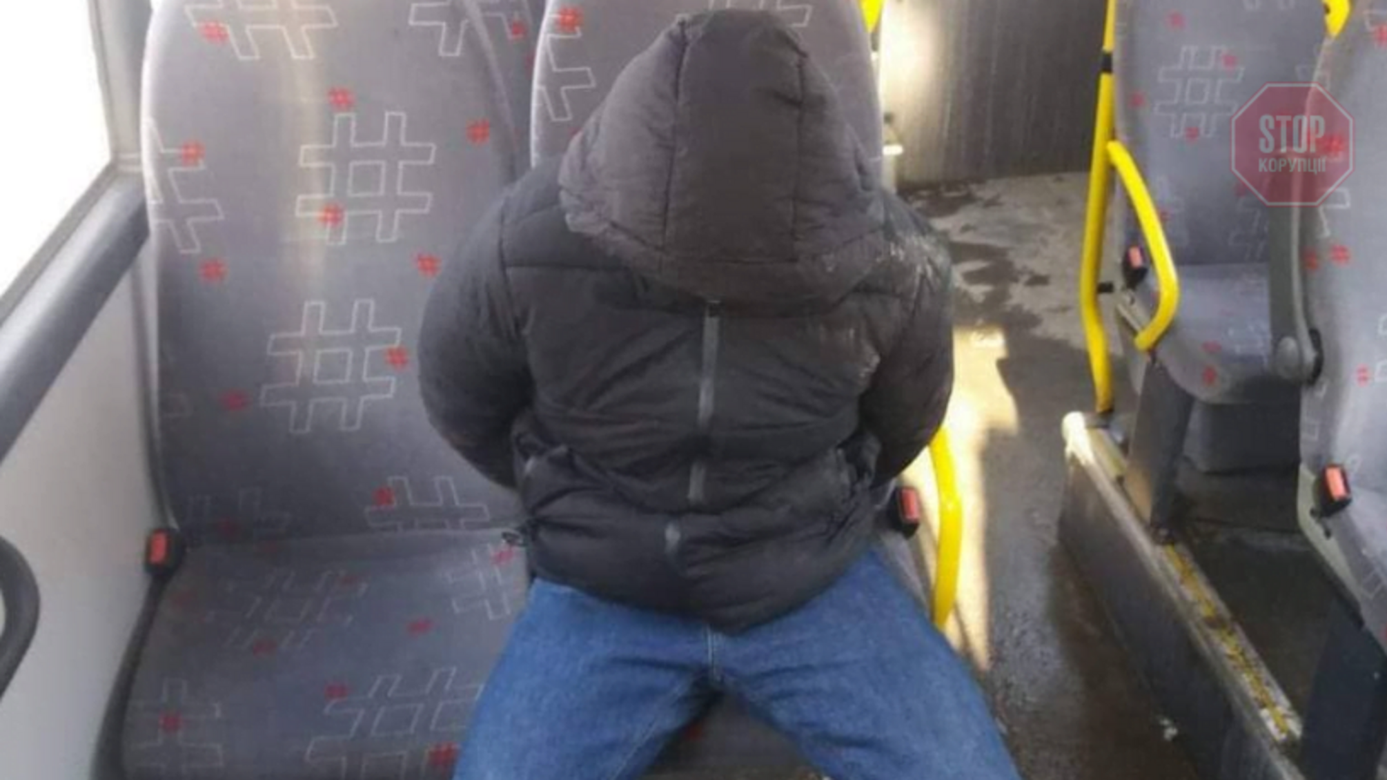 В Днепре дебошир разбил нос водителю автобуса