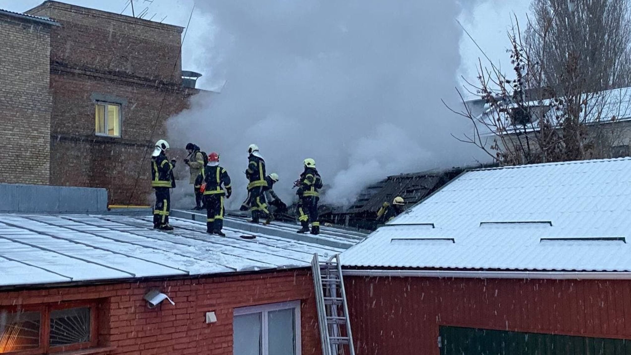 м. Київ: рятувальники ліквідували пожежу в недіючій будівлі