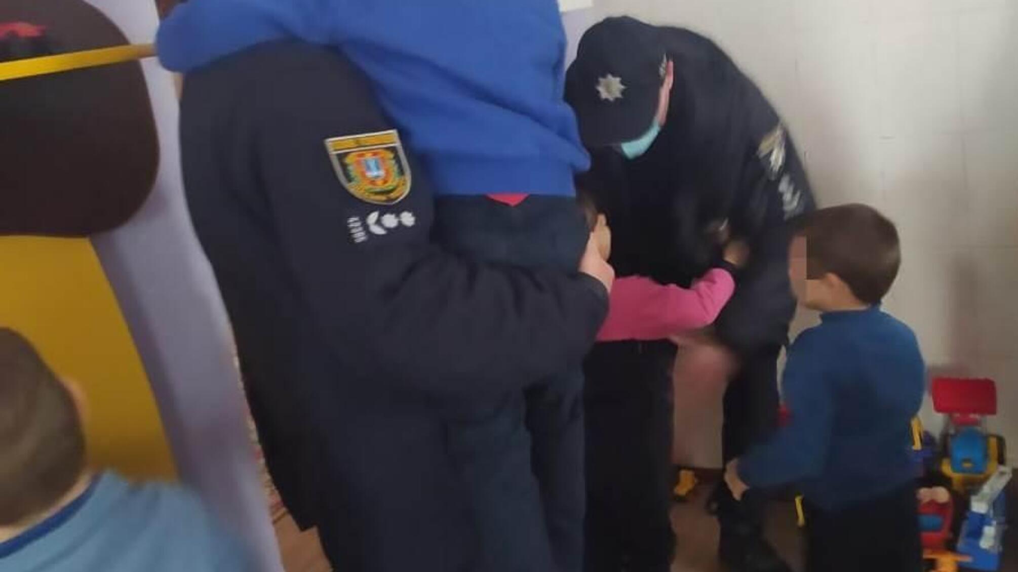 Поліцейські Одещини продовжують розносити дітям гостинці до зимових свят