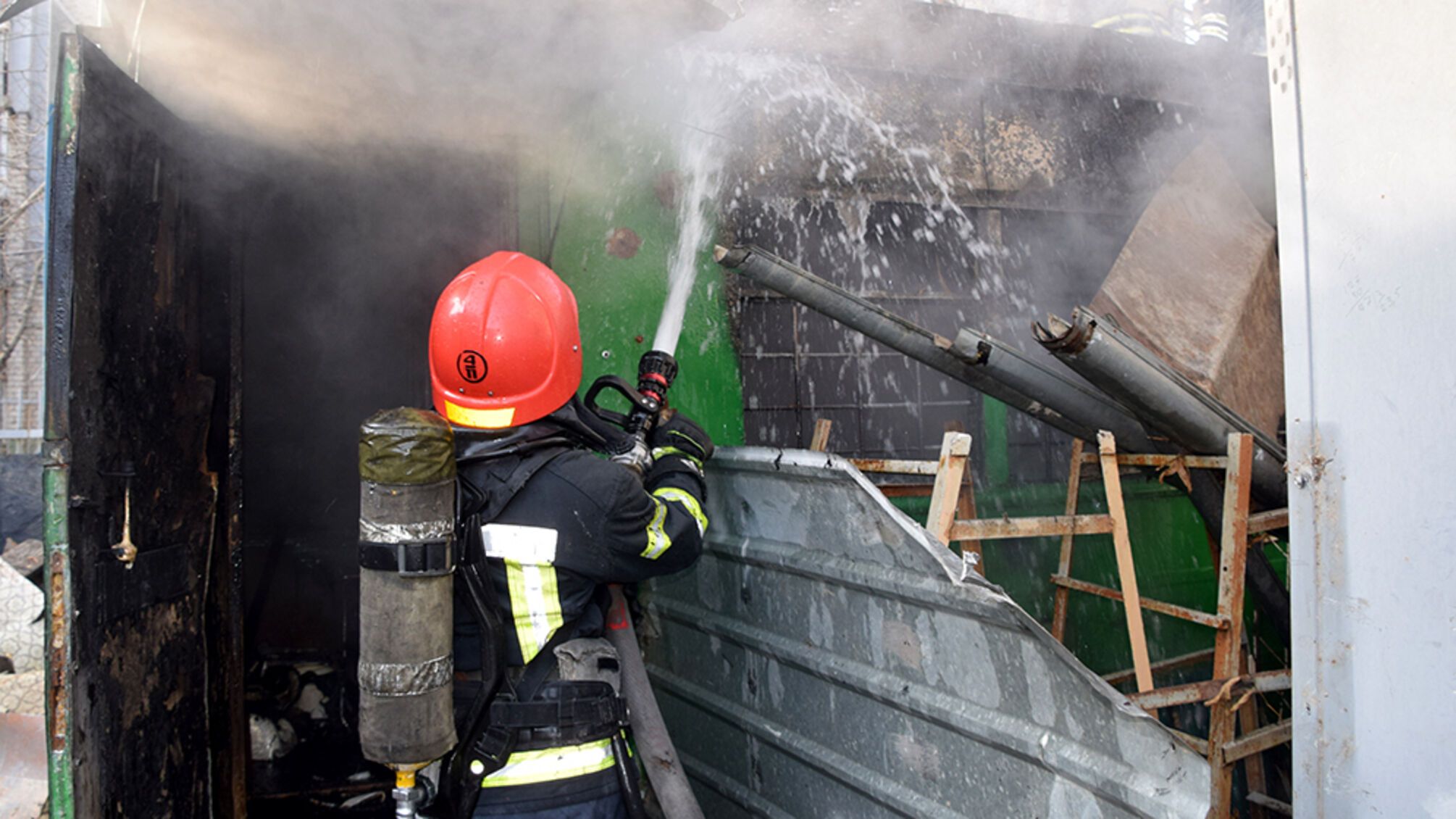 м. Миколаїв: рятувальники ліквідували пожежу металевого вагончика