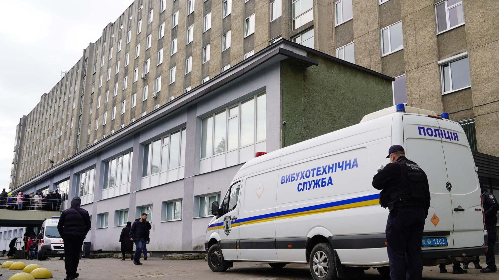 Поліцейські встановлюють особу зловмисника, який надав неправдиве повідомлення про замінування лікарні у Львові