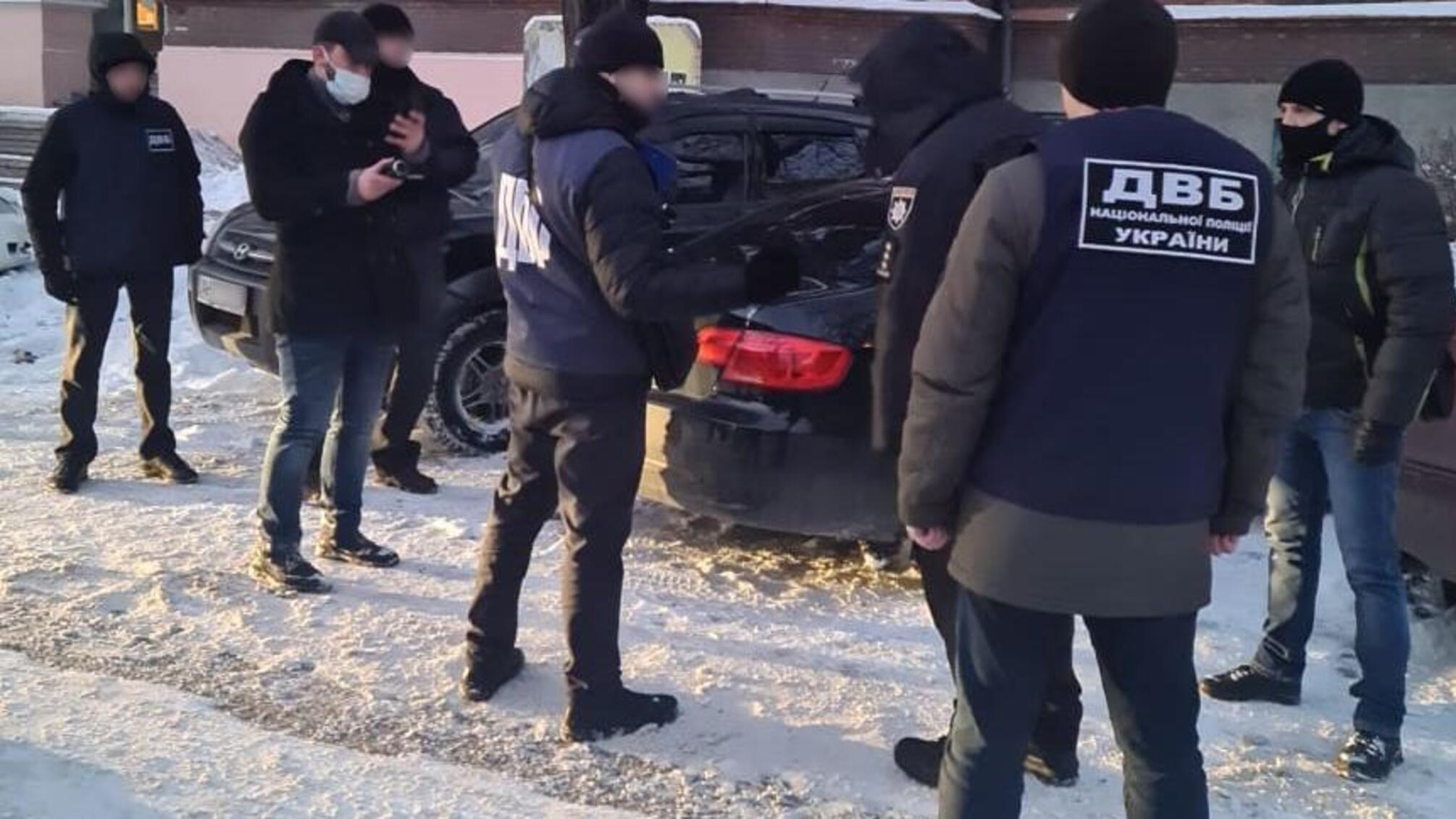 На Донеччині внутрішня безпека поліції затримала діючого та колишнього поліцейських за вимагання хабаря