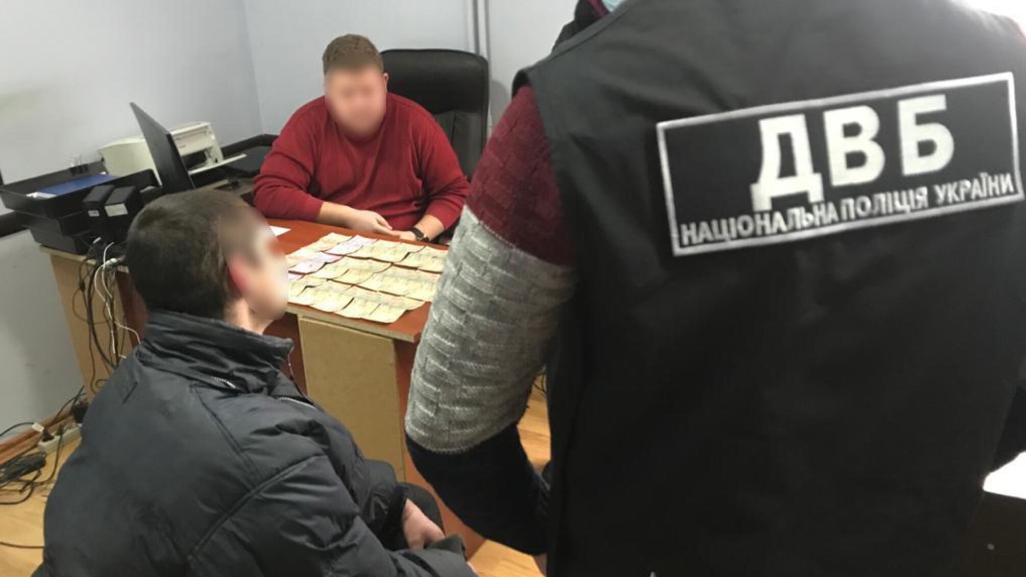 Оперативники внутрішньої безпеки затримали чоловіка на спробі підкупу керівника слідчого відділу поліції Львівщини