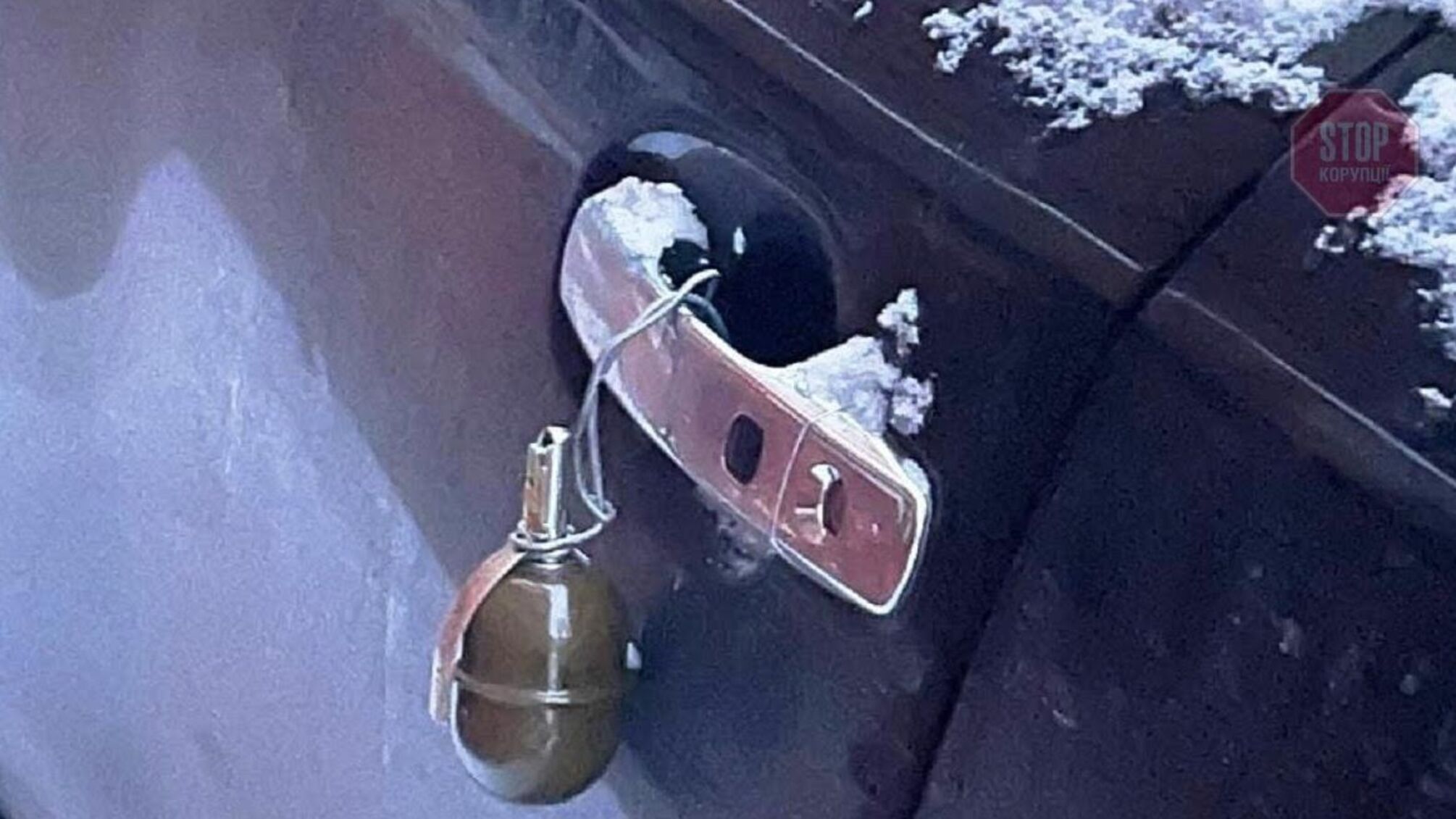 У Рівному невідомі почепили на двері автівки вибухівку