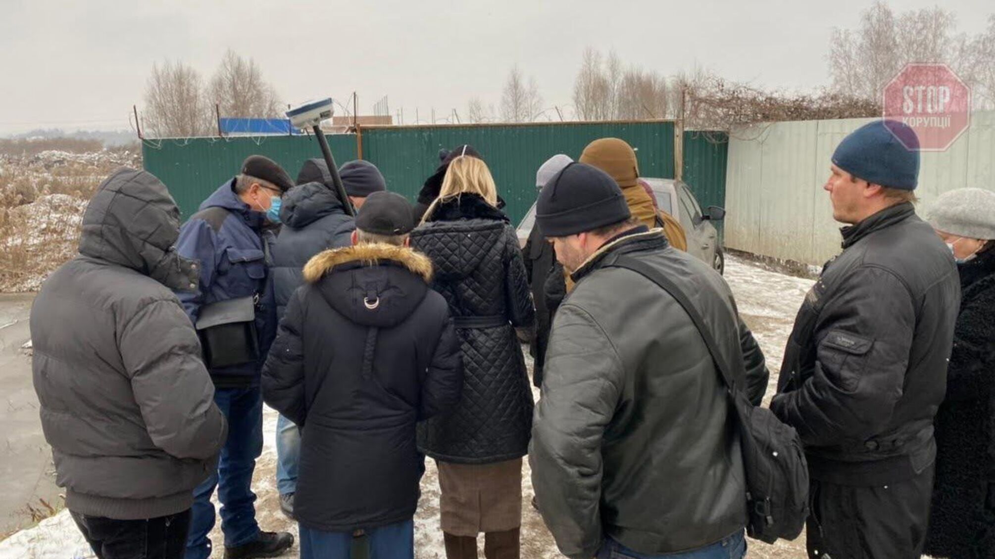 Обгородили та затопили: на Київщині забудовник котеджного містечка захопив приватні землі людей (фото)