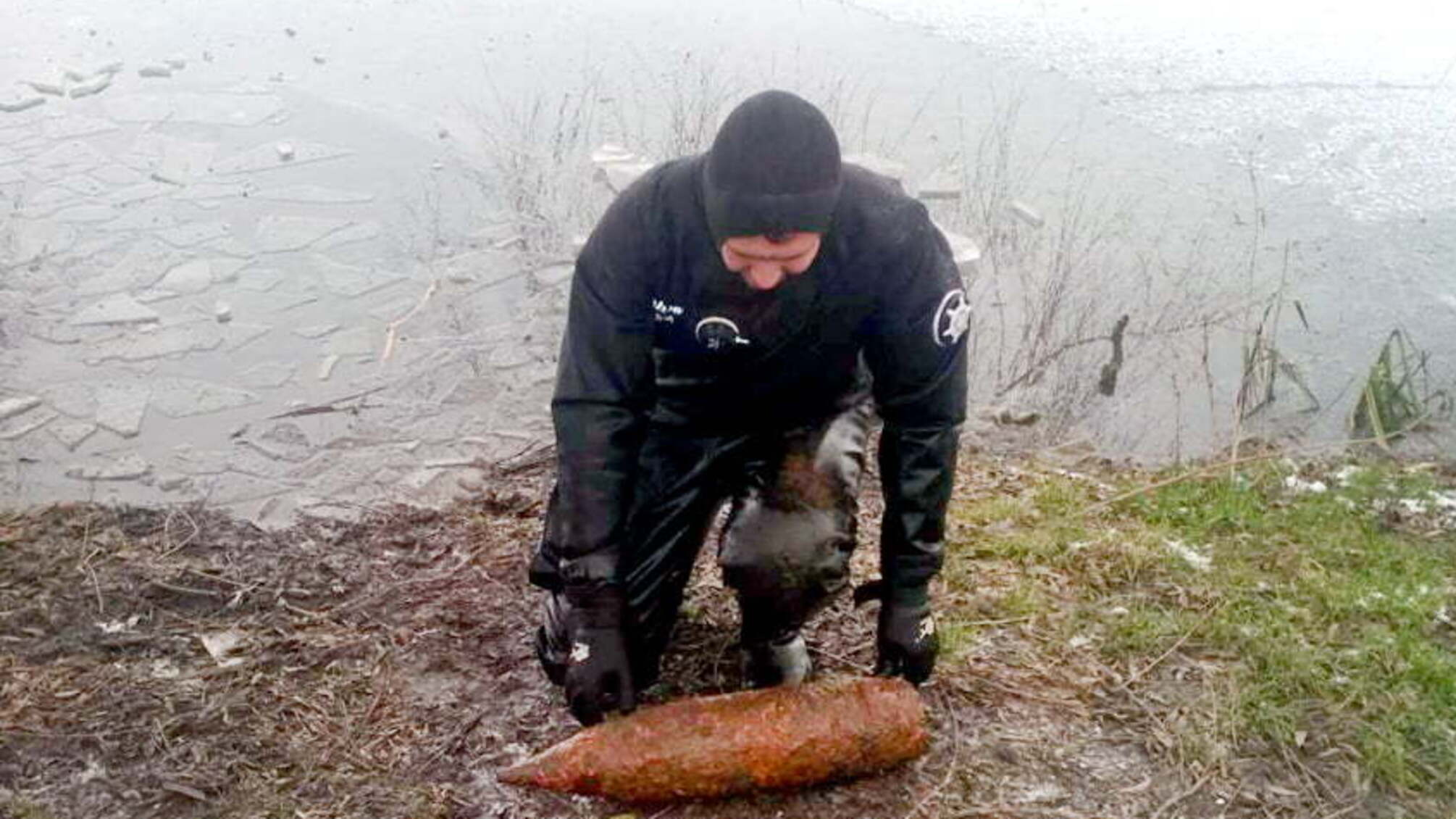 На Хмельниччині піротехніки ДСНС знищили 152 мм артилерійський снаряд, додатково виявили ще 2