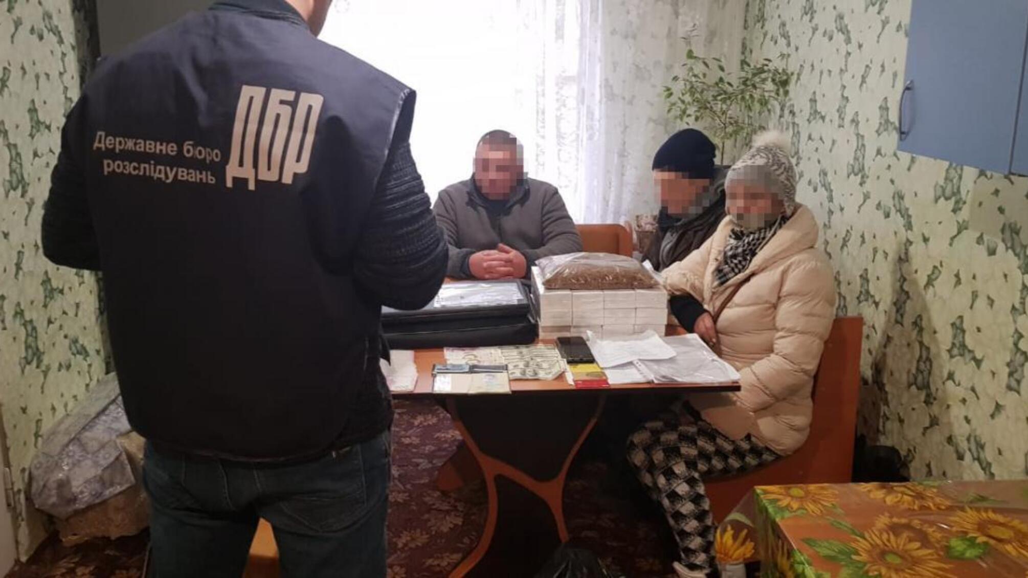 Умовно-дострокове звільнення та покращення умов відбування покарання за гроші — ДБР затримало двох посадовців виправної колонії Миколаївщини