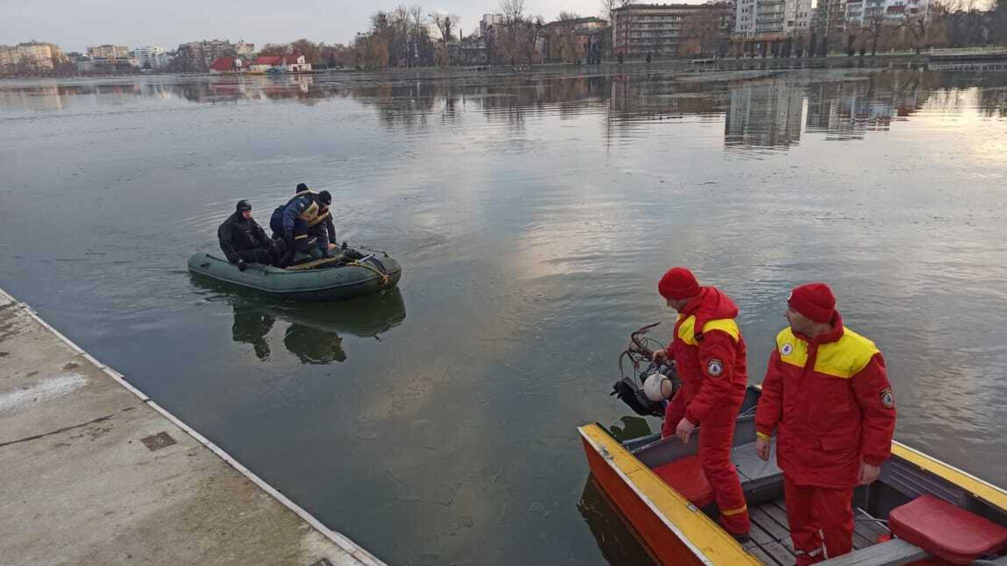 Івано-Франківська область: водолазами відновлено пошуки чоловіка на міському озері