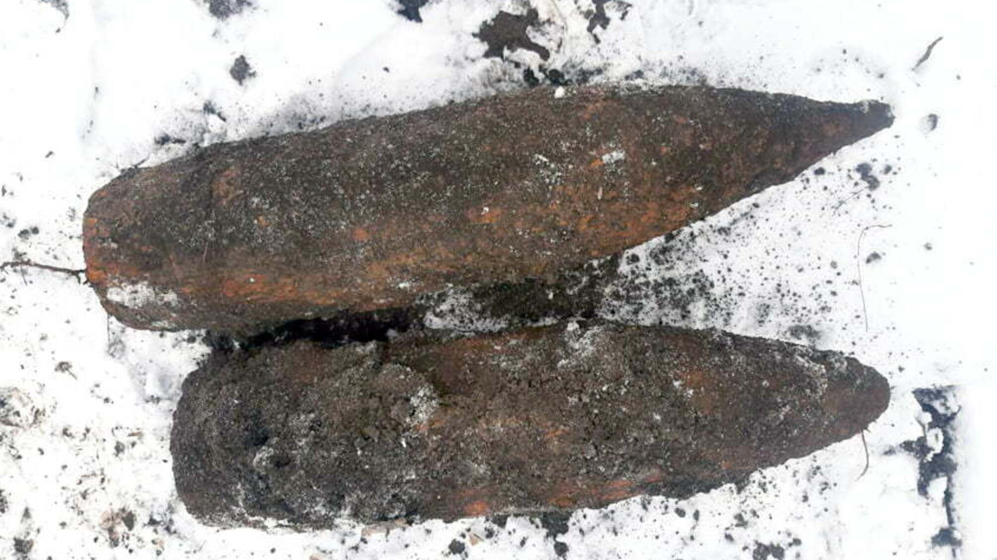 На Хмельниччині сапери ДСНС знищили 2 артилерійські снаряди часів Другої світової війни, які виявили поблизу річки