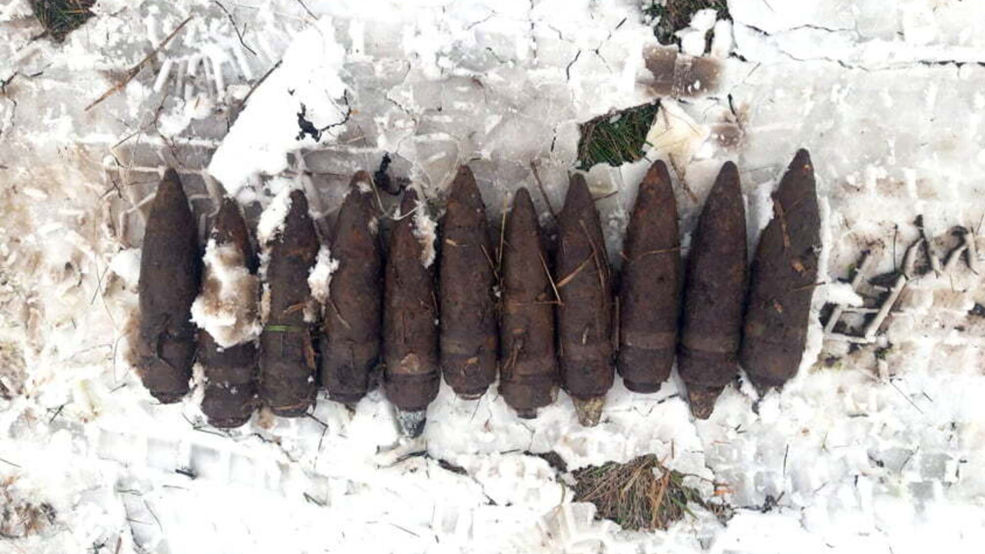 На Хмельниччині піротехніки ДСНС знищили 11 артилерійських снарядів часів Другої світової війни