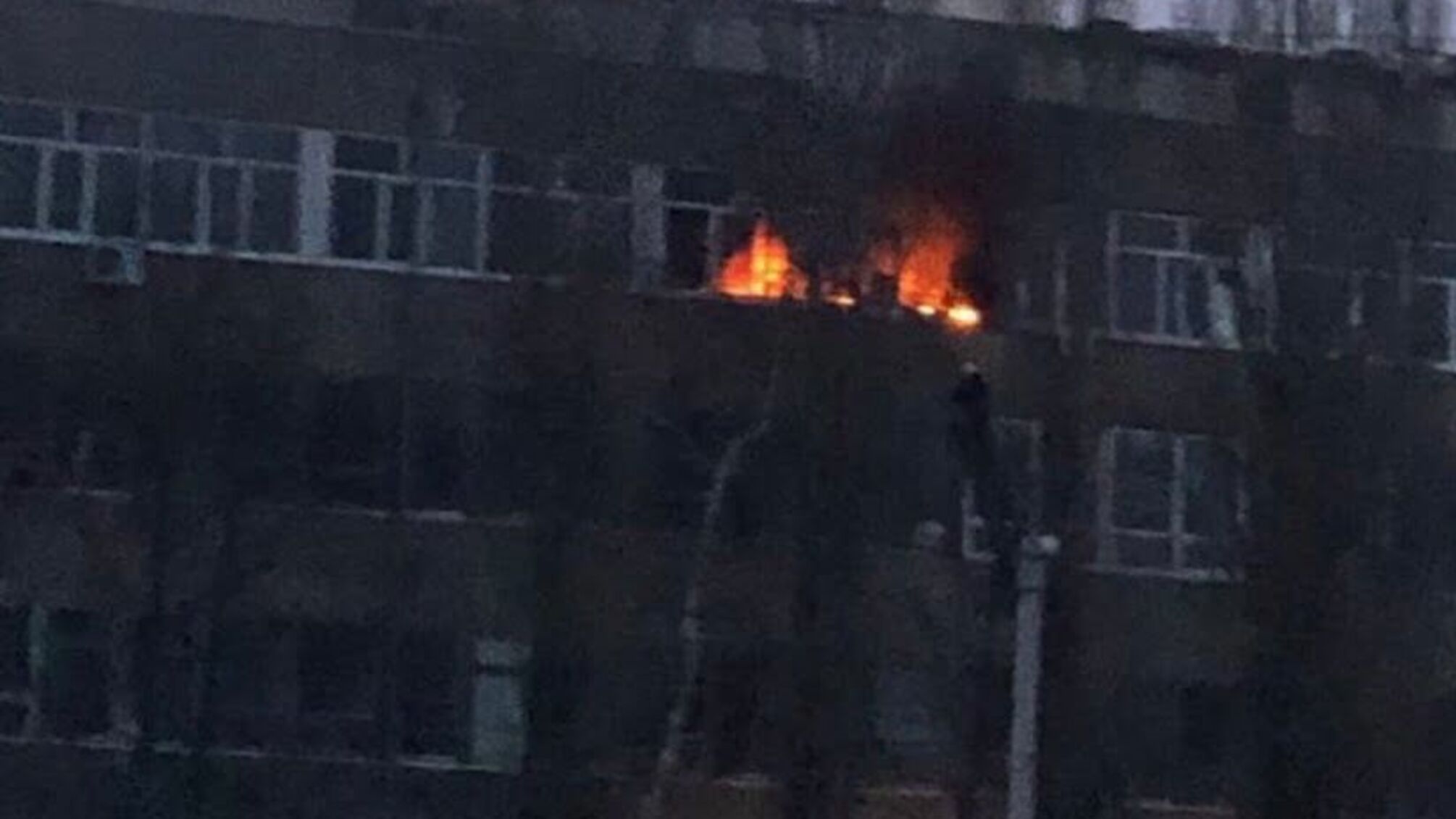 м. Харків: під час пожежі у 4-х поверховому будинку вогнеборцями було евакуйовано 8 чоловік