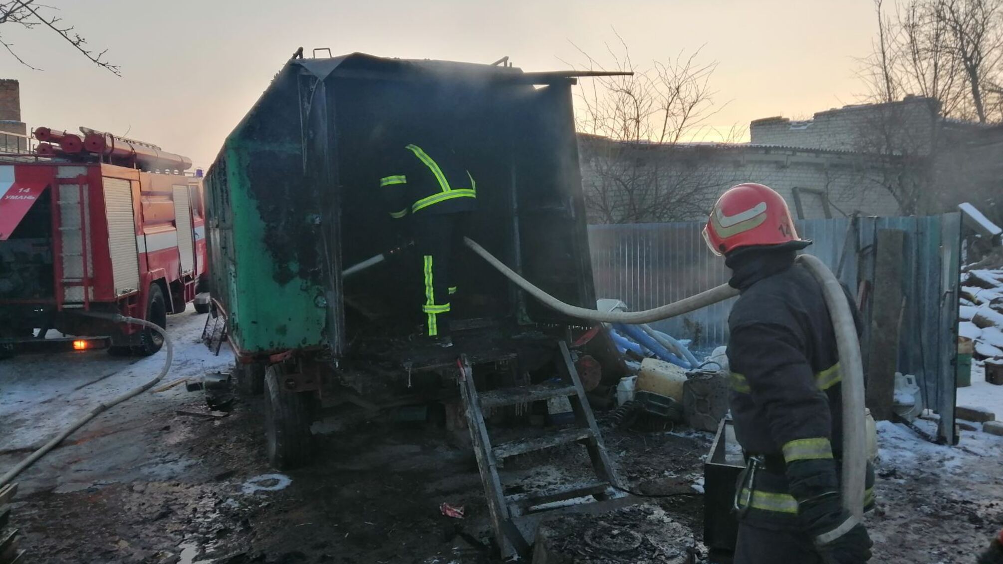Черкаська область: рятувальники ліквідували пожежу в металевому вагончику
