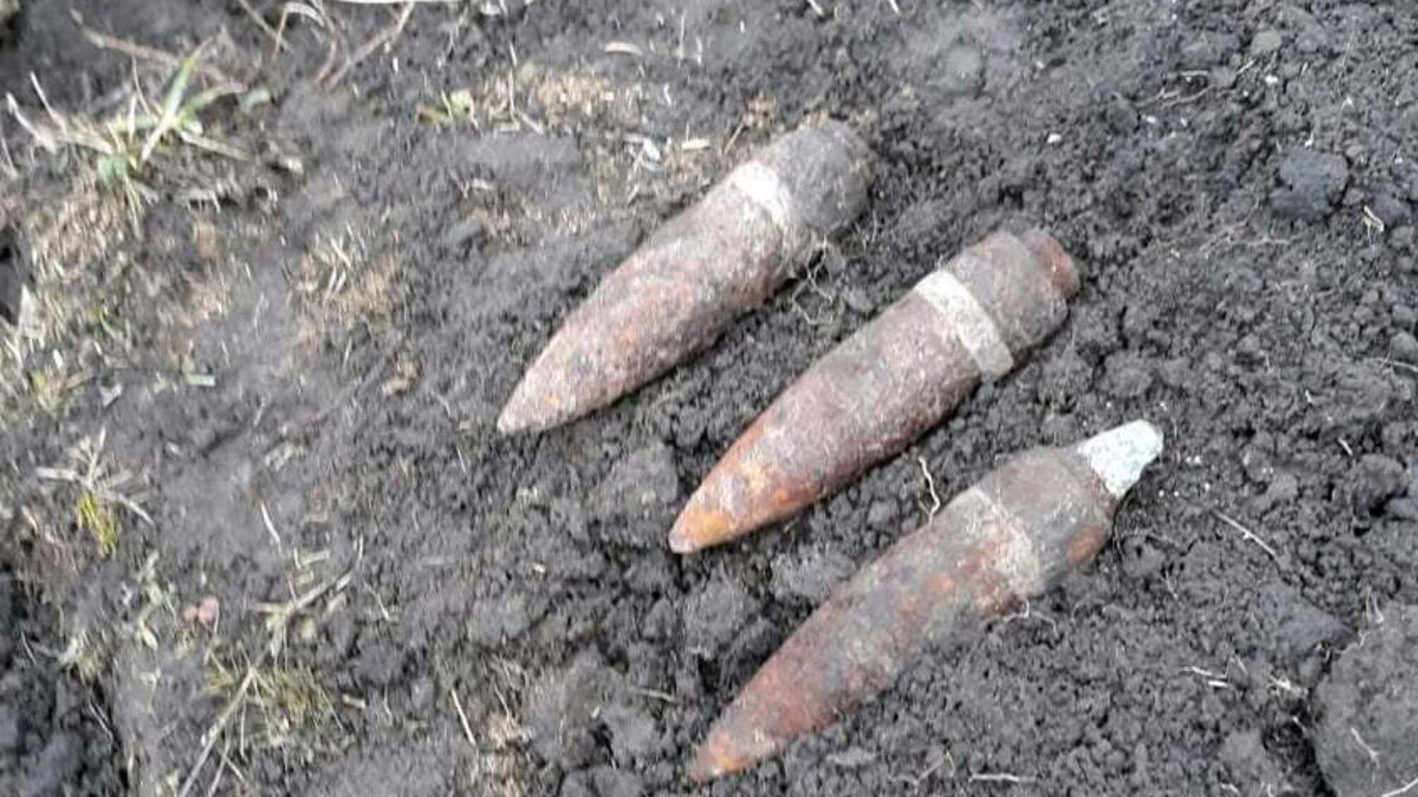 На Хмельниччині піротехніки ДСНС знищили 3 артилерійські снаряди часів Другої світової війни, додатково виявили ще 11