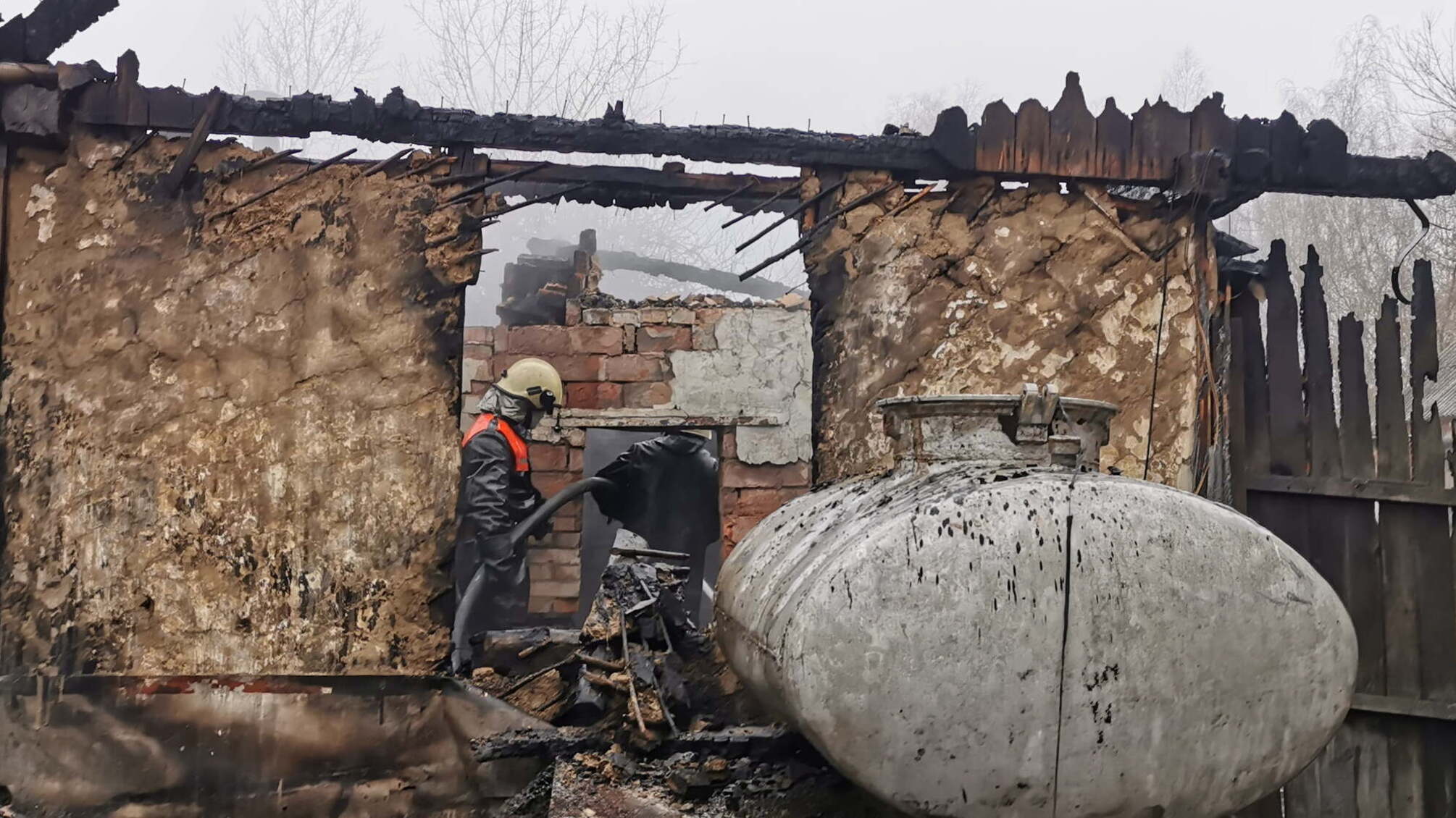 На Сумщині вогнеборці приборкали загоряння літньої кухні