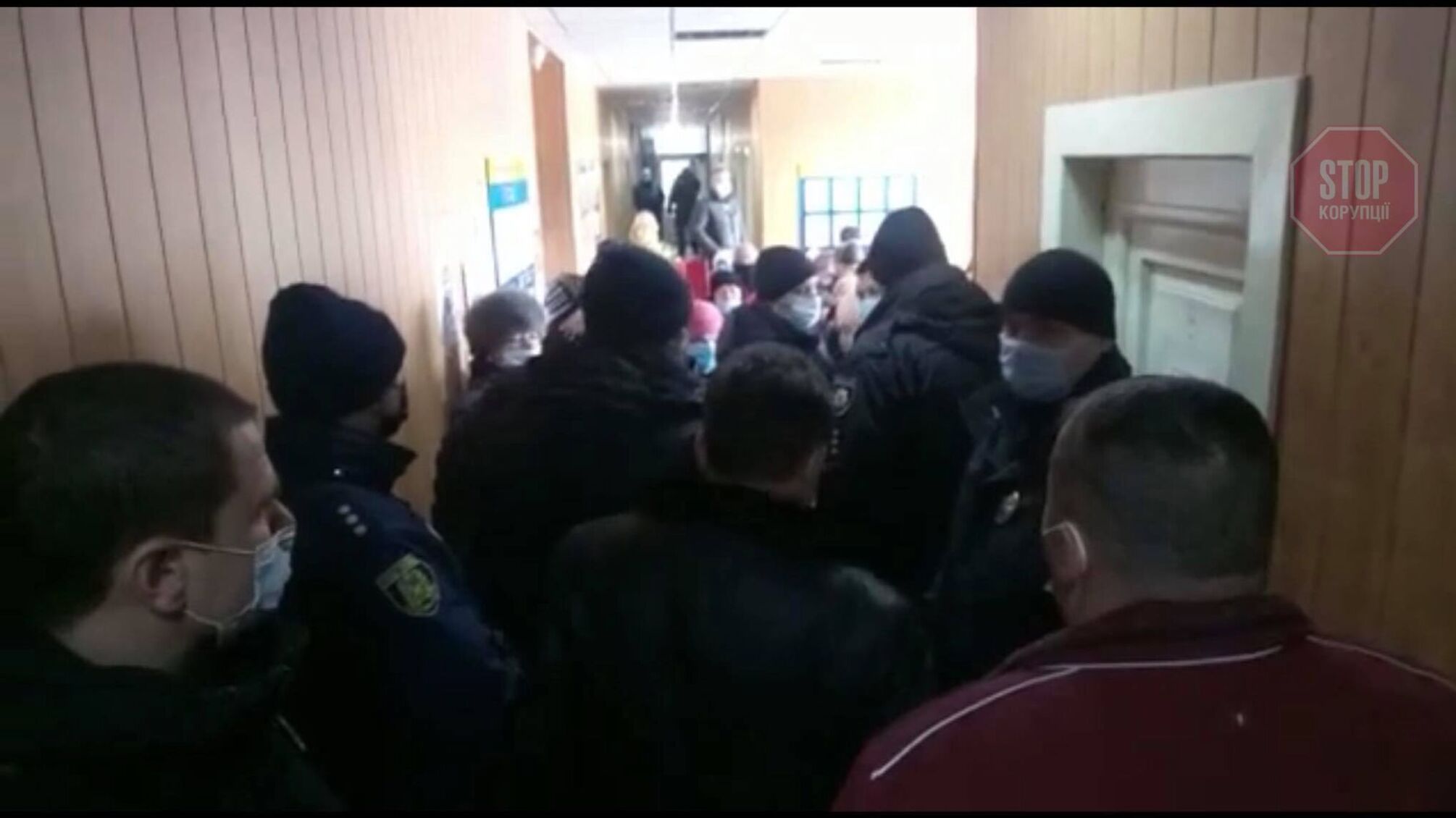 Тарифна блокада: в Ізюмі на сесію не пускали депутатів