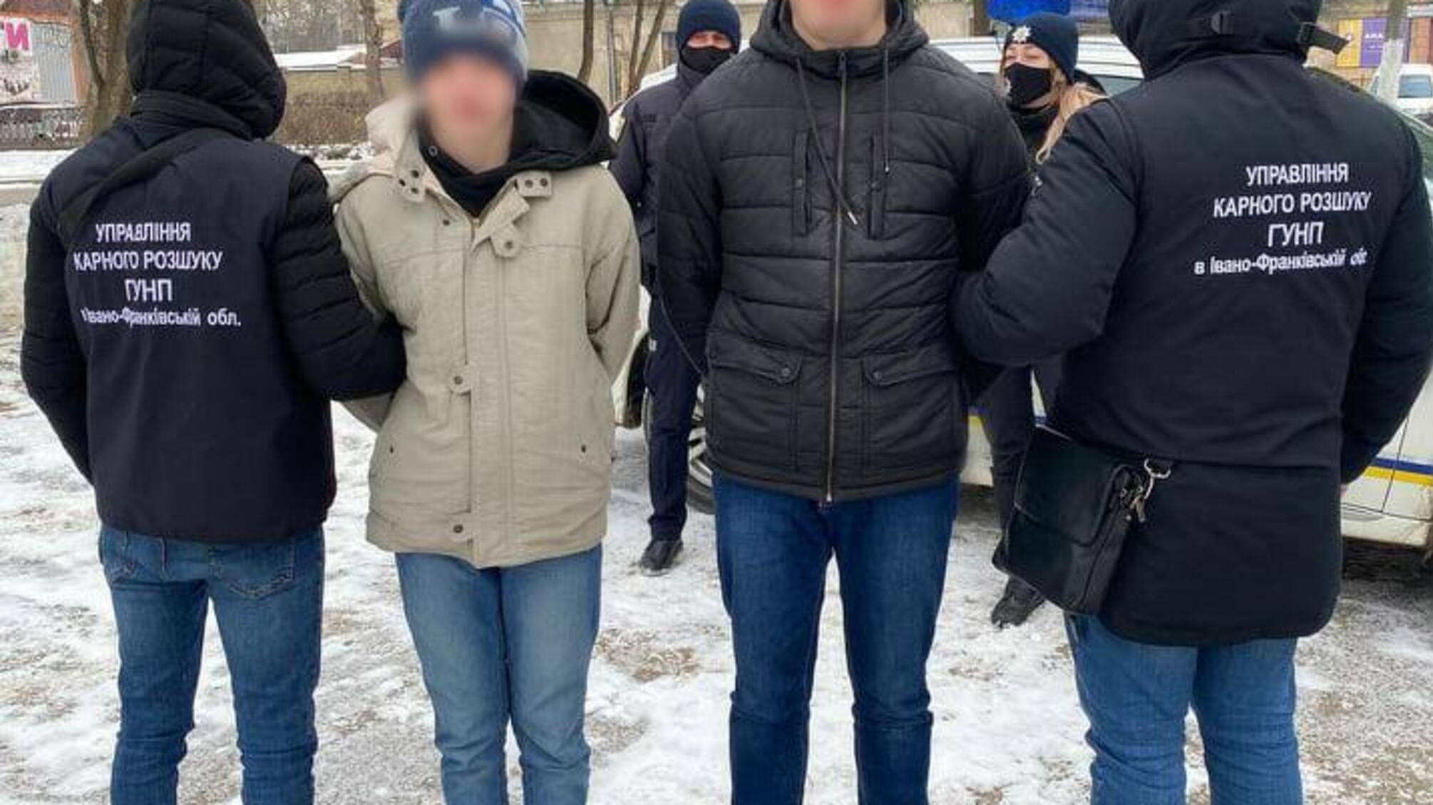 Поліцейські Івано-Франківщини затримали чоловіка за розбійний напад на відділення пошти