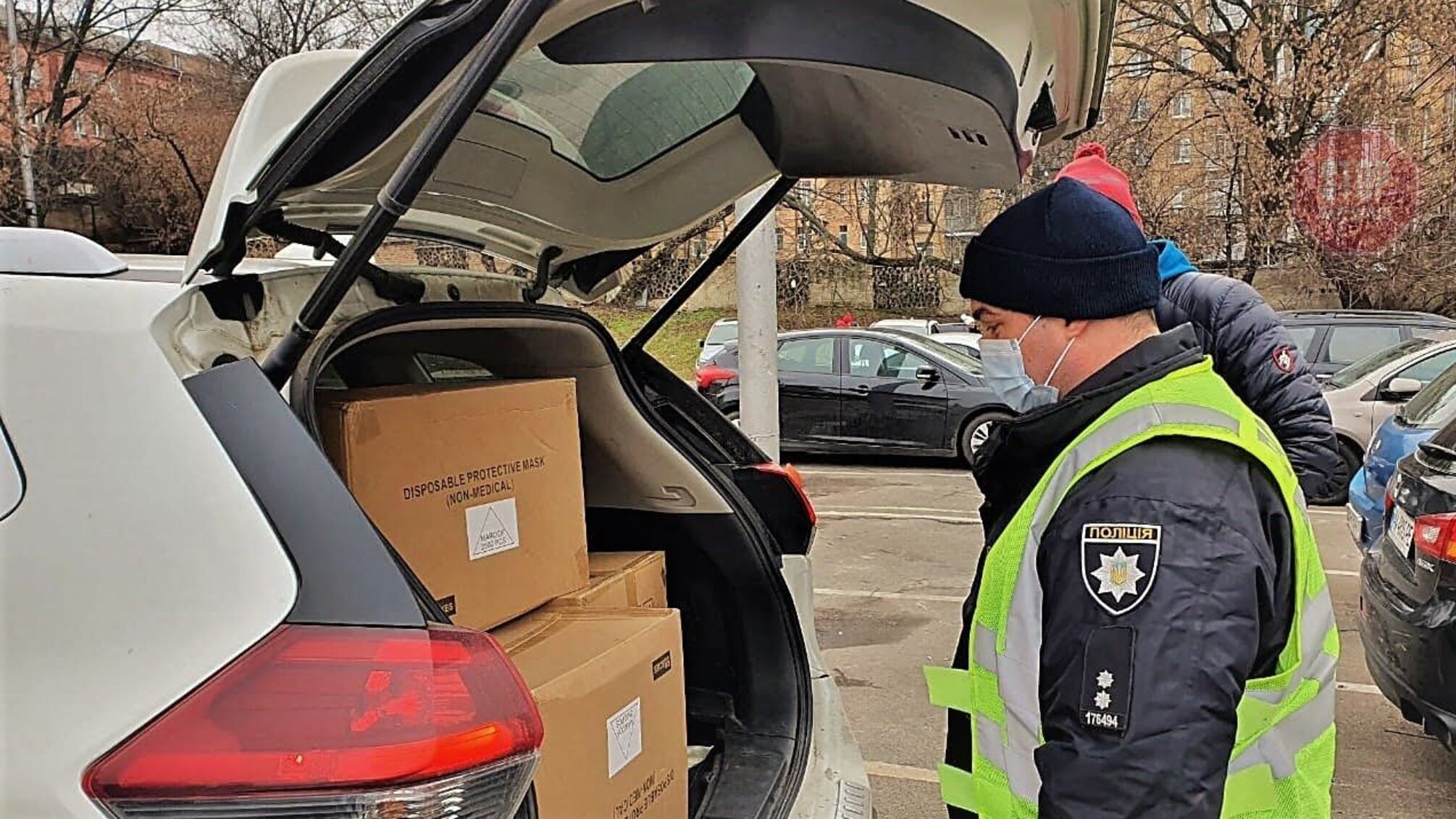Сімейна афера: у Києві впіймали подружню пару на незаконному продажі 10 тисяч масок (фото)