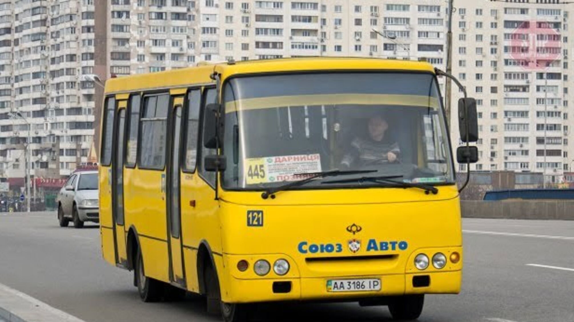 В Тернополе пожилая женщина выпала из автобуса и получила травмы
