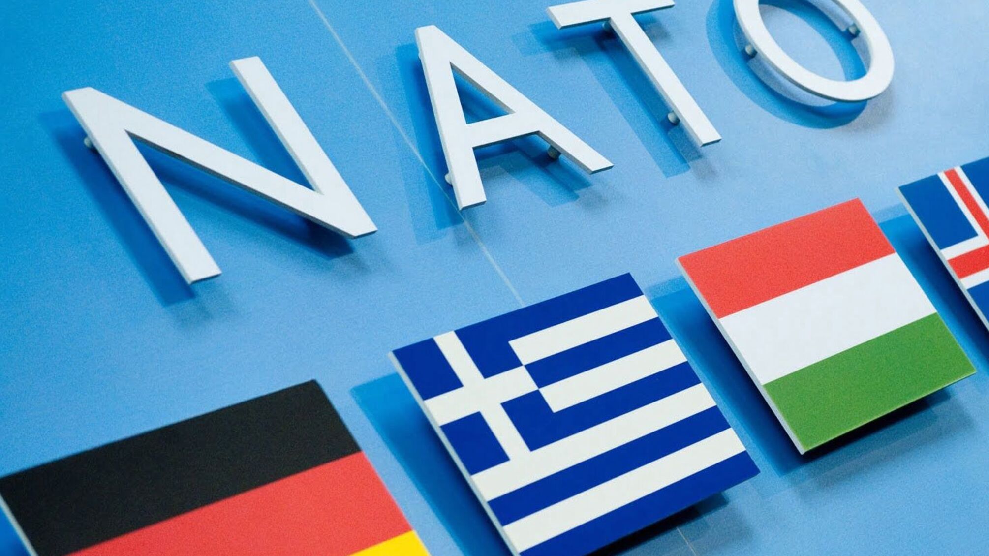 У НАТО стурбовані через збільшення кількості військових в Криму