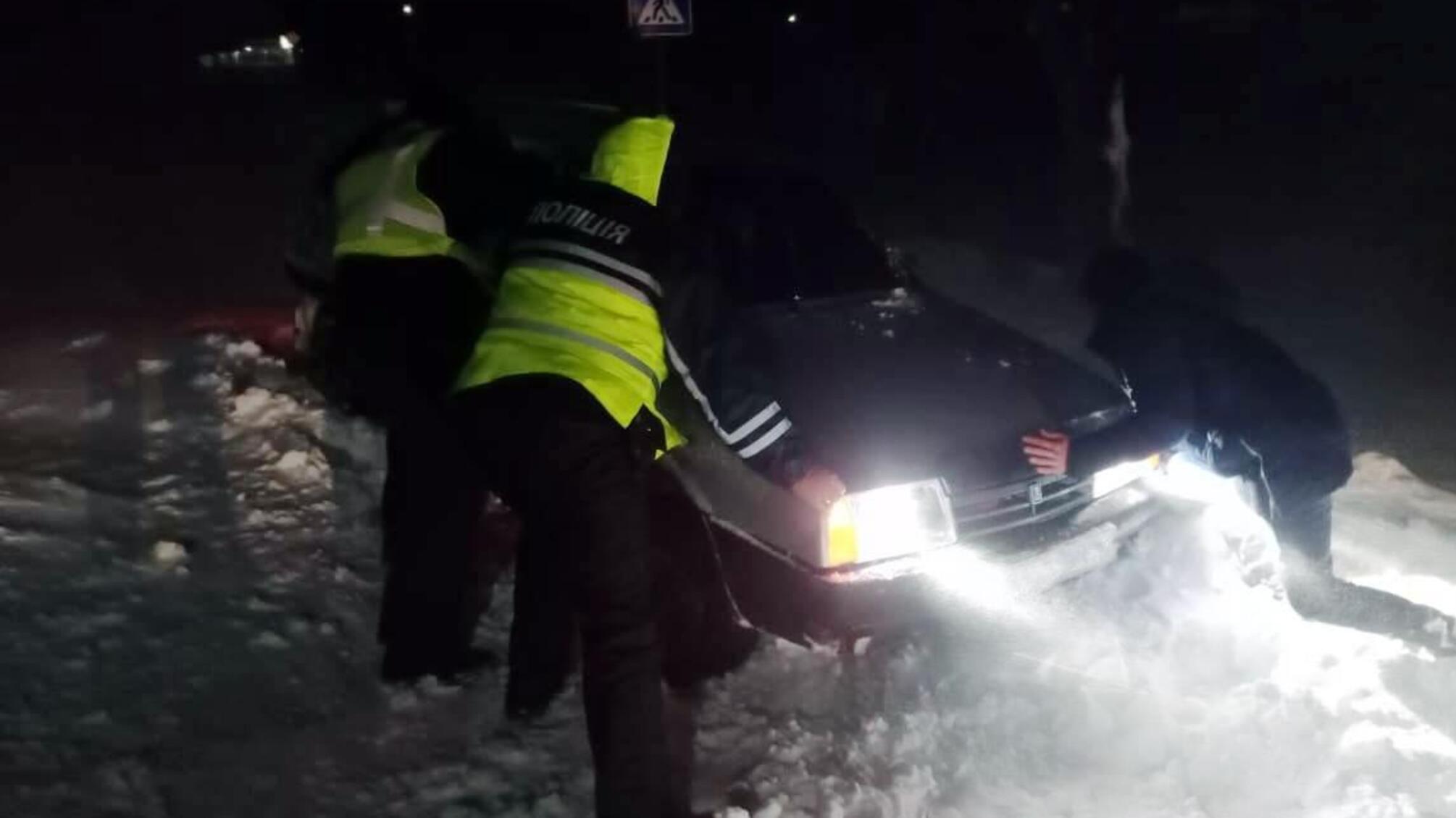 На Одещині поліцейські другу добу надають допомогу людям, які опинилися у складній ситуації під час негоди