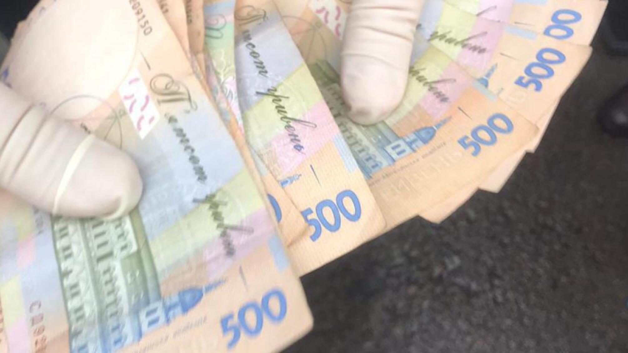 50 000 гривень за нестягнення податкових боргів – ДБР затримало львівського податківця