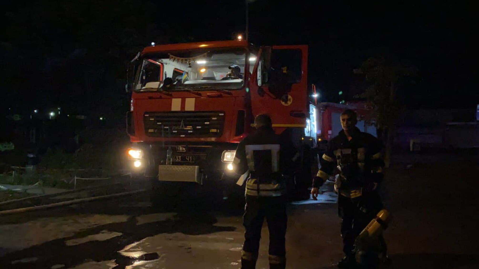 м. Київ: рятувальники ліквідували пожежу у будівлі автосервісу