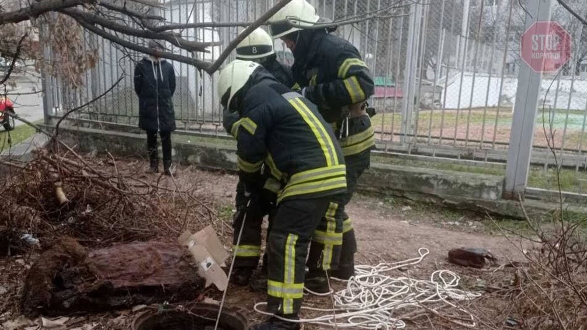У столиці рятувальники знайшли в каналізації тіло людини (фото)