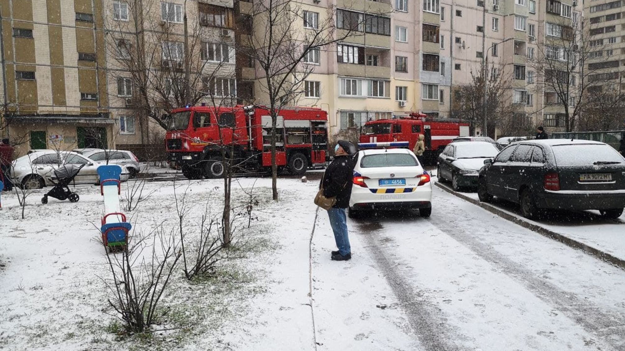 м. Київ: під час гасіння пожежі в житловому будинку було виведено 6 осіб на безпечну відстань, з них 2 дітей