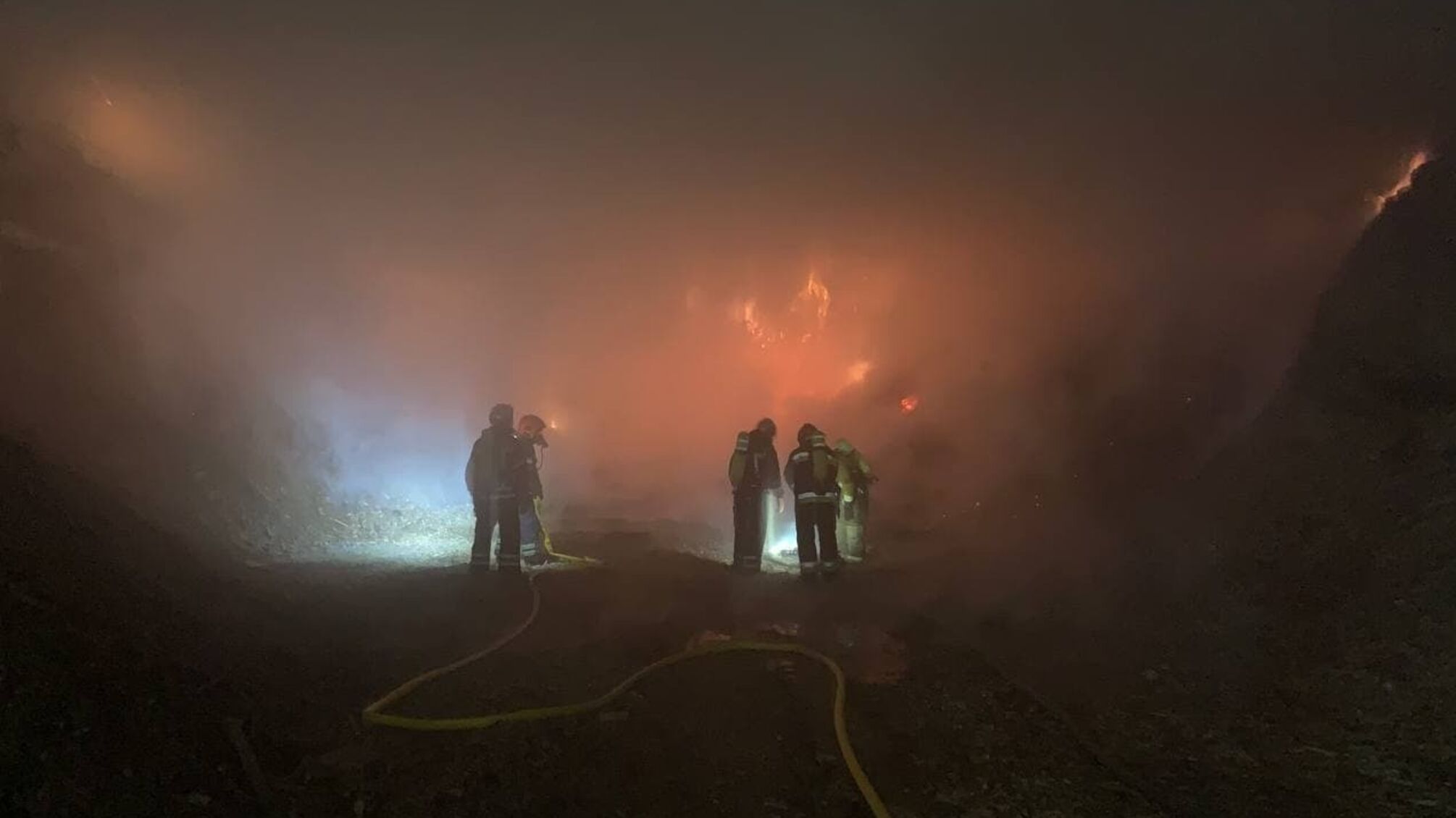 Рівненська область: рятувальники ліквідовують пожежу на складі, який не експлуатується