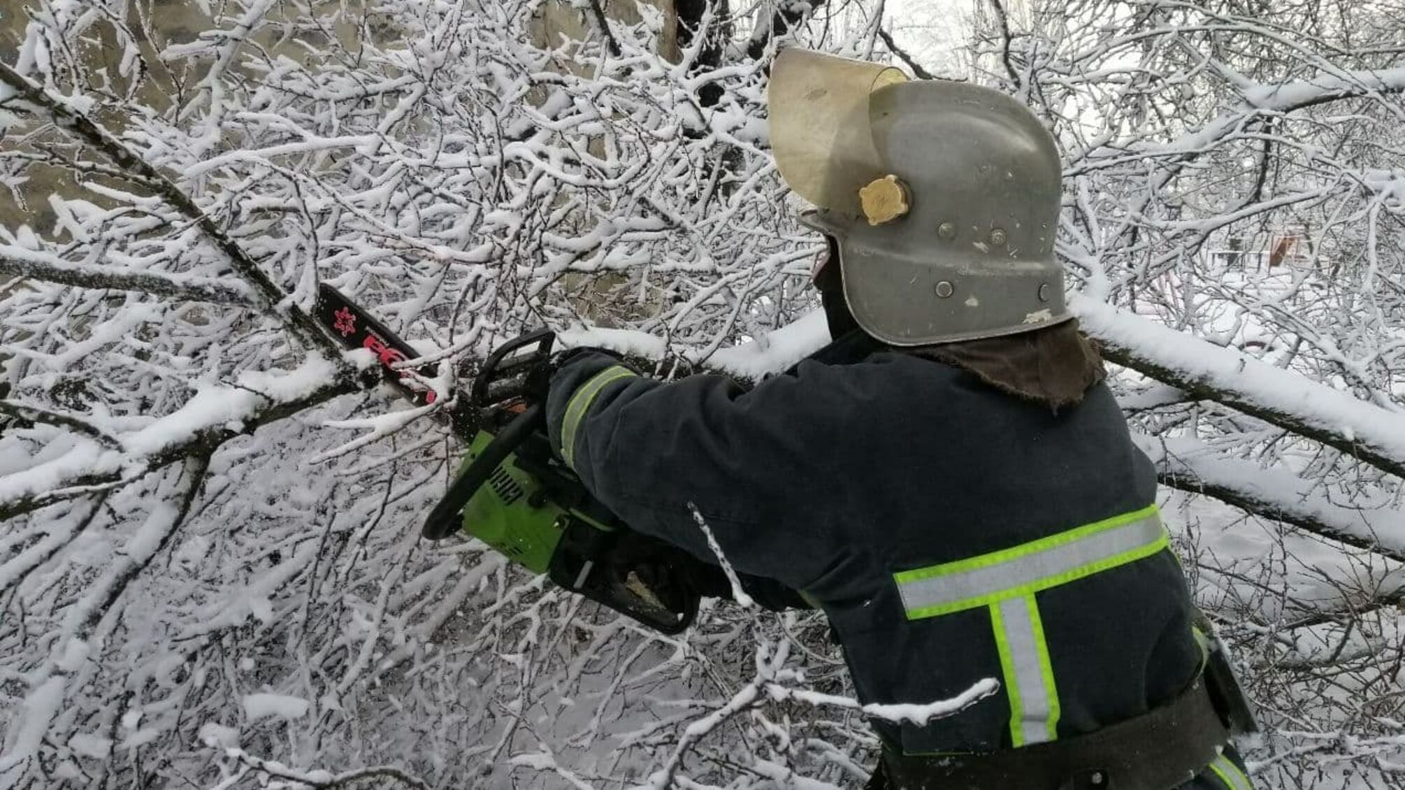Рятувальники Кіровоградщини продовжують надавати допомогу по ліквідації наслідків негоди