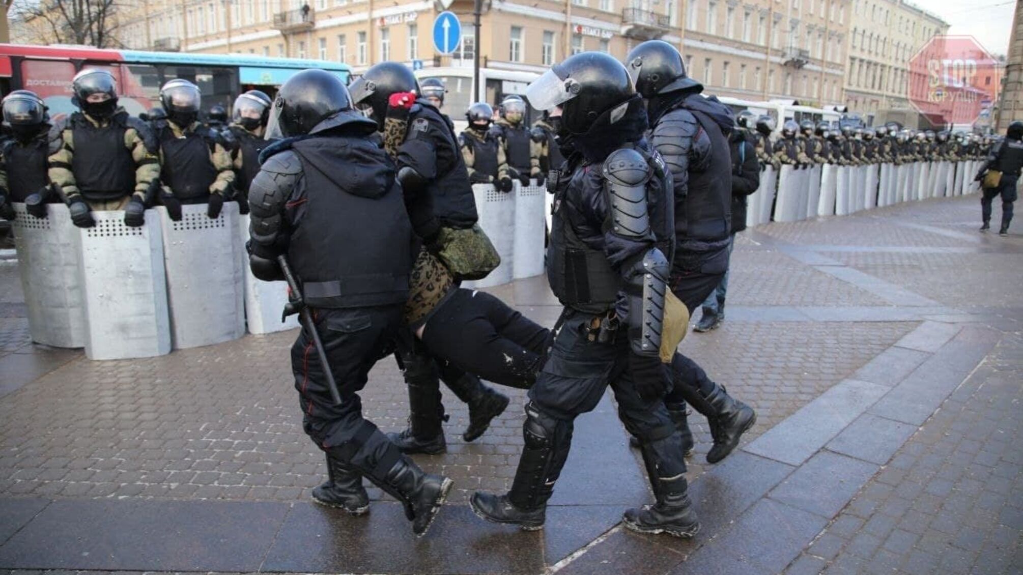 Стріляють з травматичної зброї і б'ють електрошокером: у Росії вже більше тисячі затриманих протестувальників