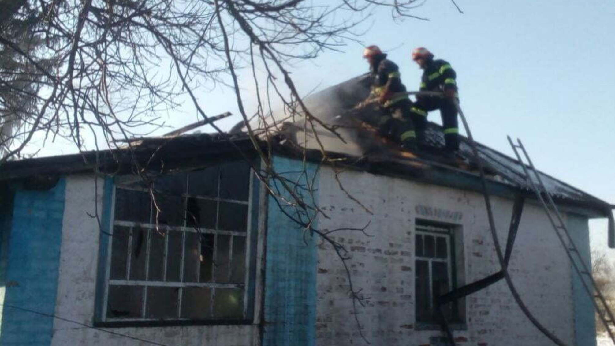 На Кіровоградщині вогнеборці спільно з місцевою пожежною командою загасили пожежу приватного будинку