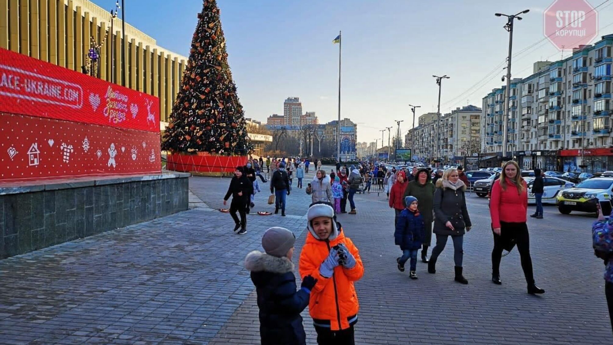 'Містечко зимових розваг' на Палаці Україна: захмарні ціни та відсутність маскового режиму (фото)
