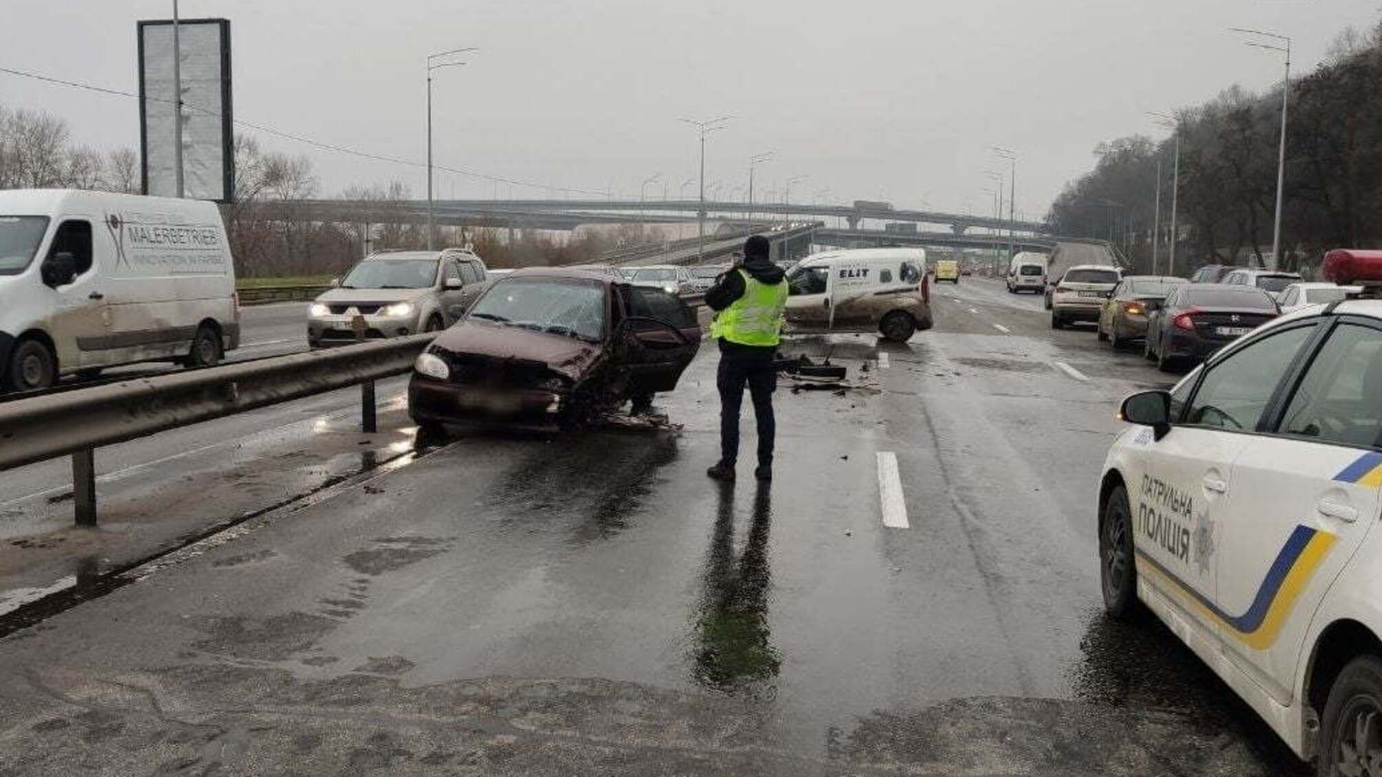 У столиці сталася масштабна ДТП за участю 5 автівок, є постраждалі (фото)
