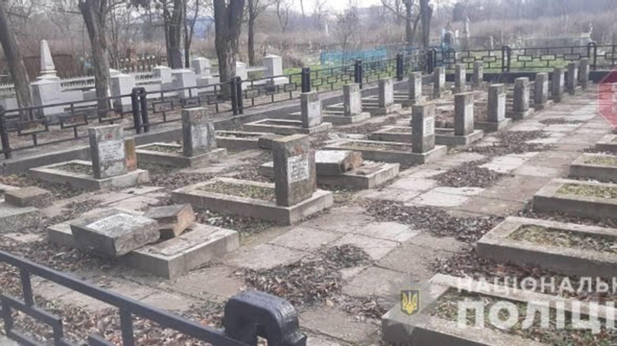 Новини Херсона: невідомі пошкодили пам'ятники братської могили (фото)
