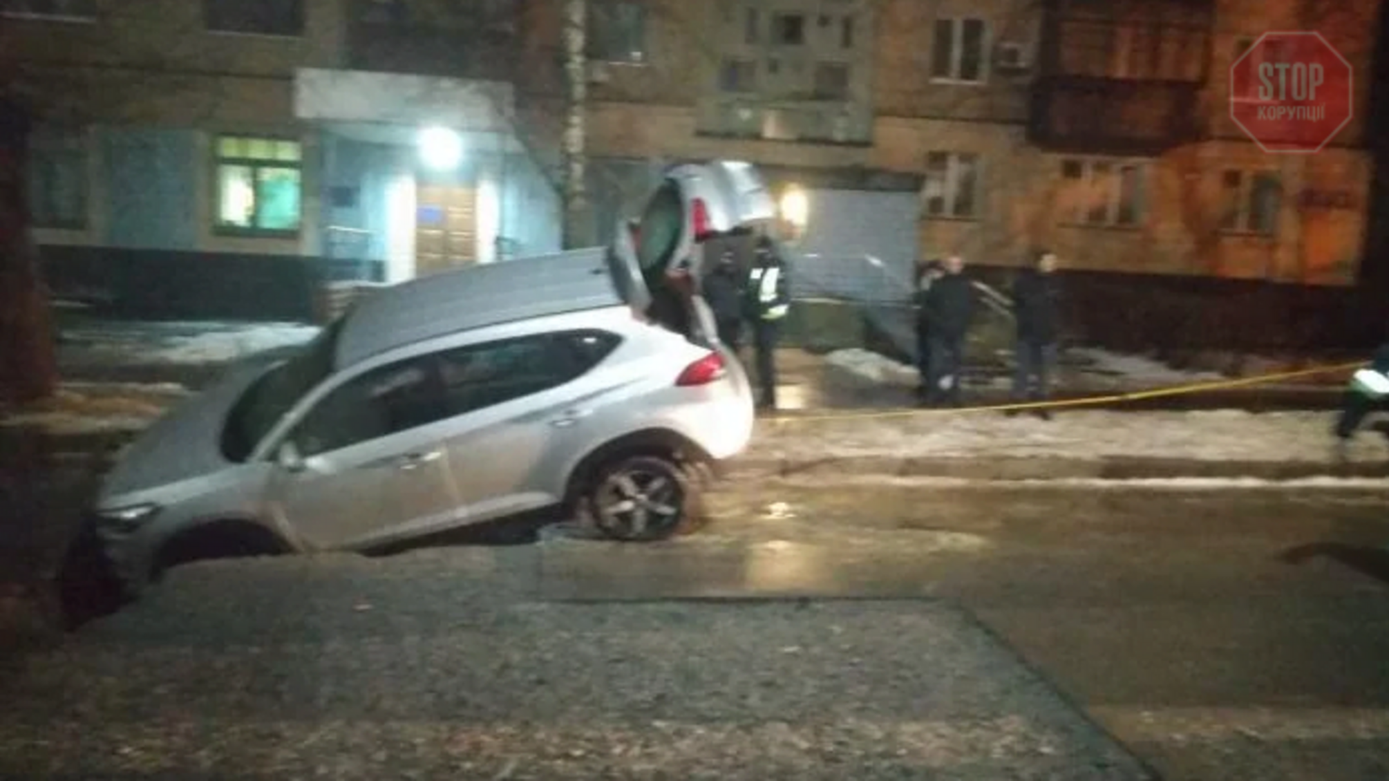 У Харкові іномарка провалилася під асфальт