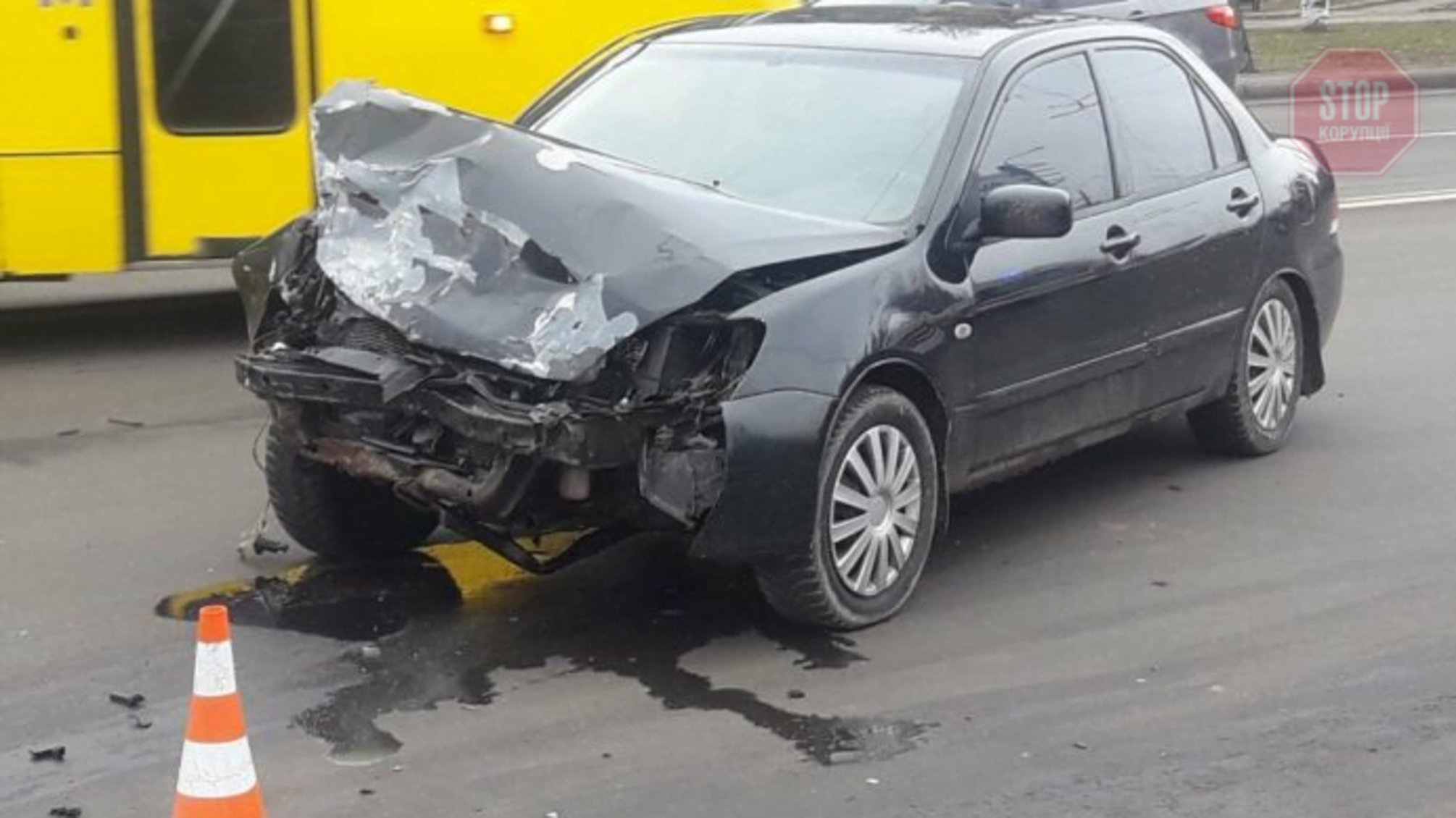 Намагався сховатися в гаражах: на Донеччині п'яний водій іномарки протаранив таксі